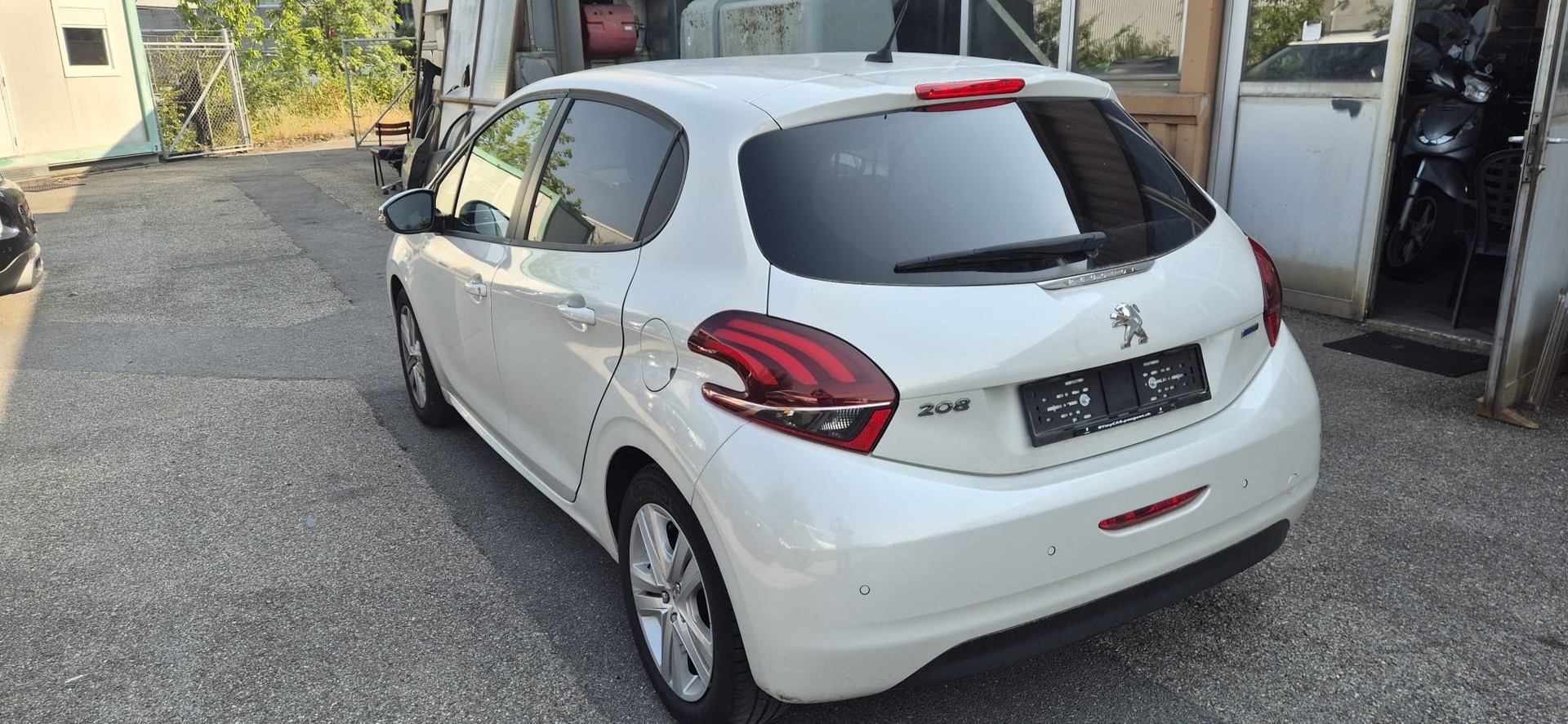 PEUGEOT 208 1.2 PureTech Style-image-5