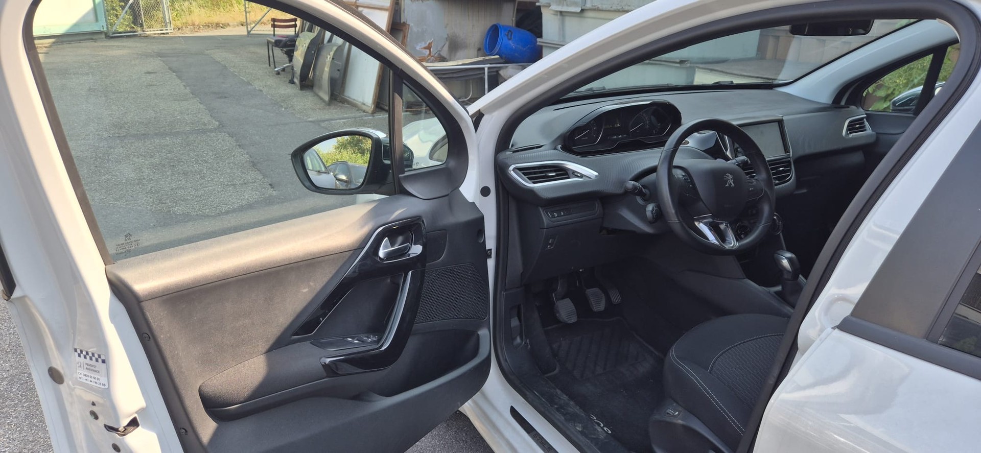 PEUGEOT 208 1.2 PureTech Style-image-9