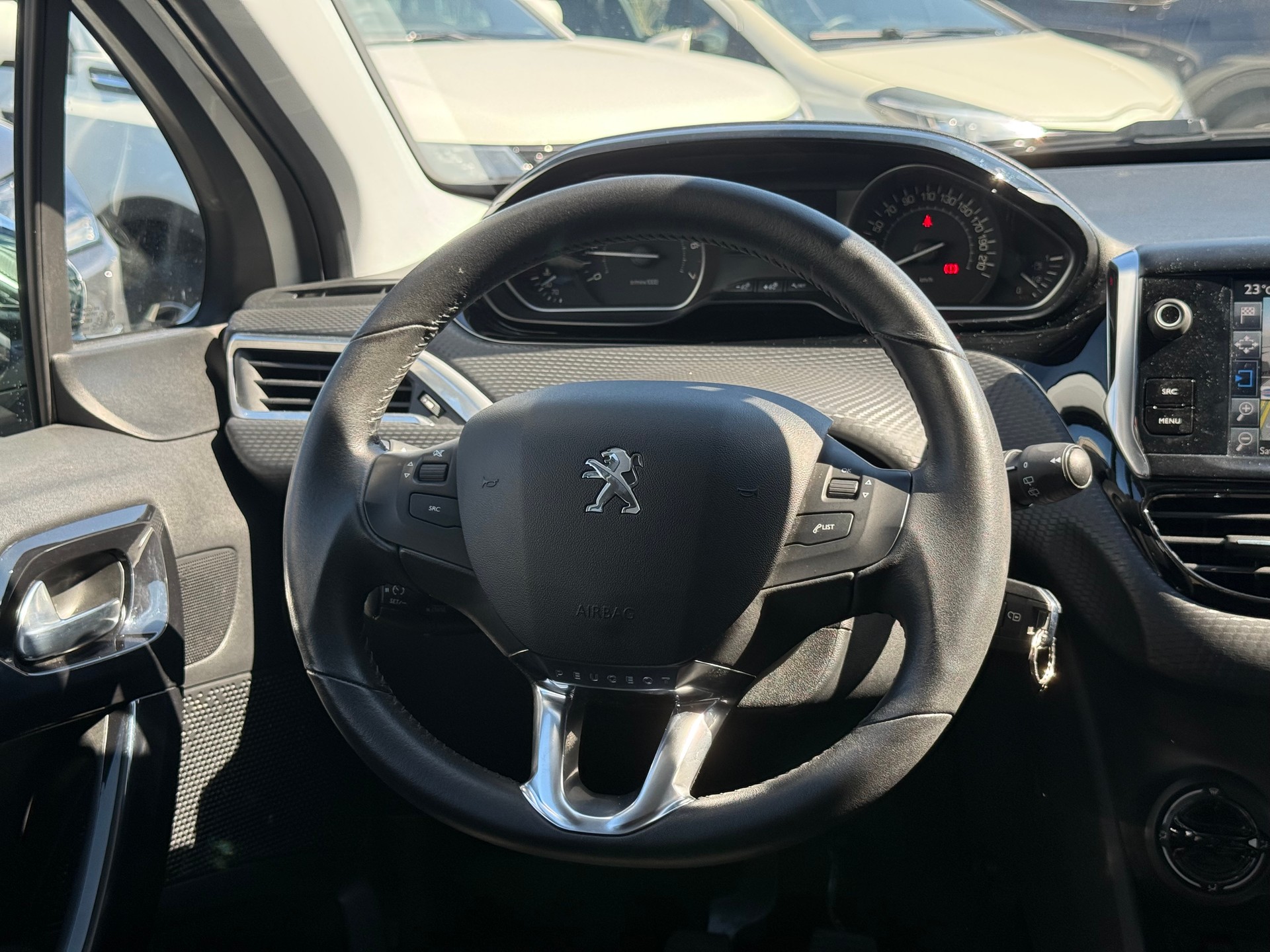 PEUGEOT 208 1.2 PureTech Style-image-11