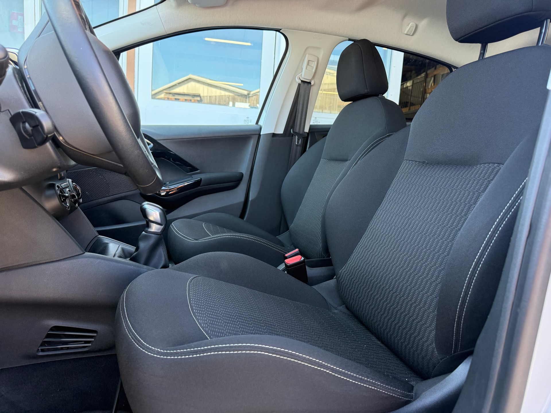 PEUGEOT 208 1.2 PureTech Style-image-3