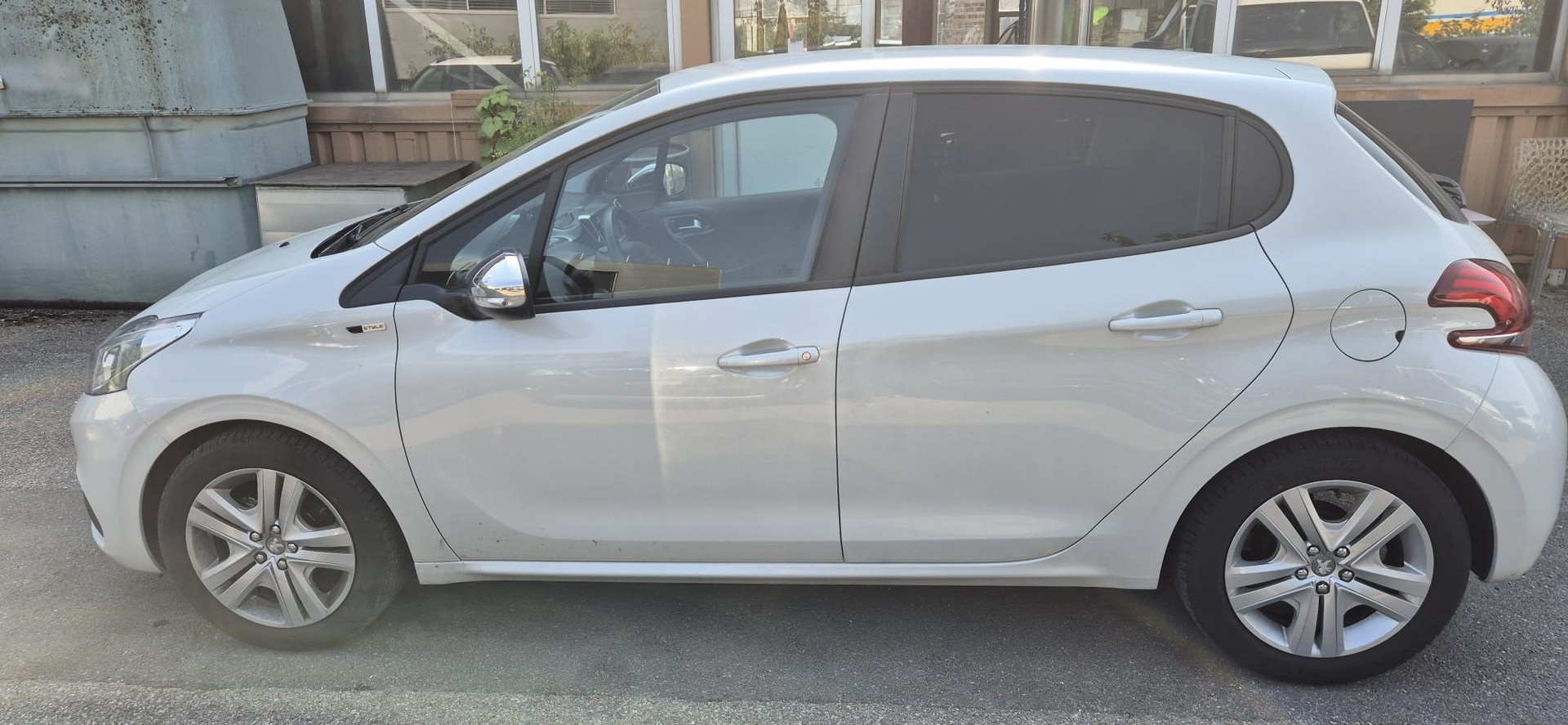 PEUGEOT 208 1.2 PureTech Style-image-4