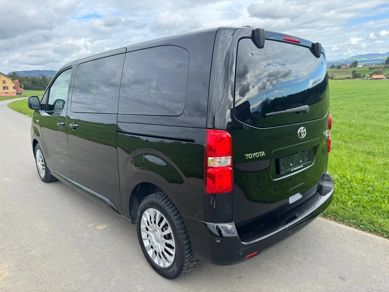 TOYOTA Proace Verso 2.0 D-4D Shuttle Medium Automatic 9 Sitzer-image-2