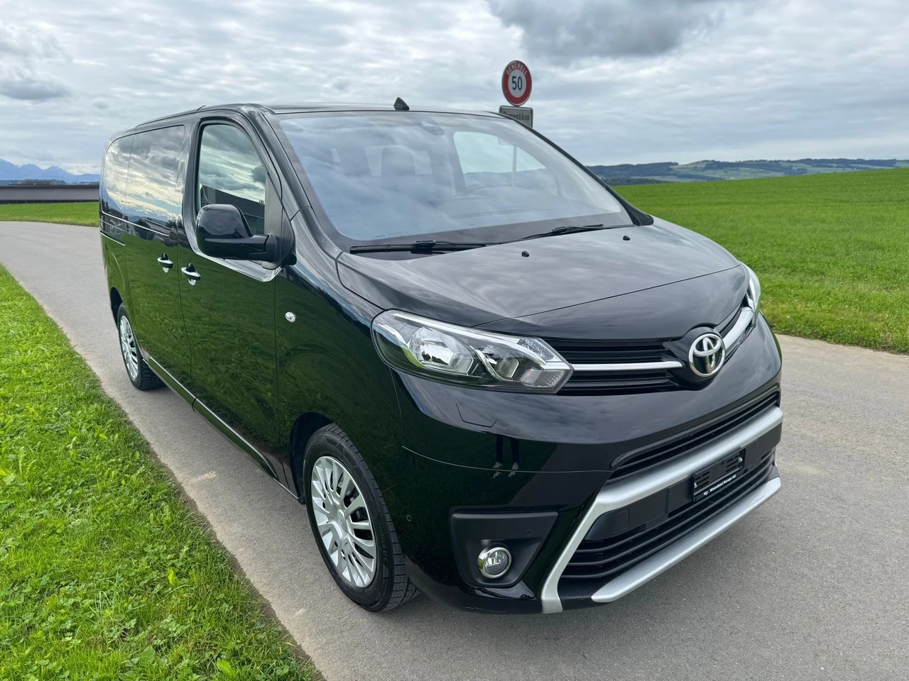 TOYOTA Proace Verso 2.0 D-4D Shuttle Medium Automatic 9 Sitzer-image-1