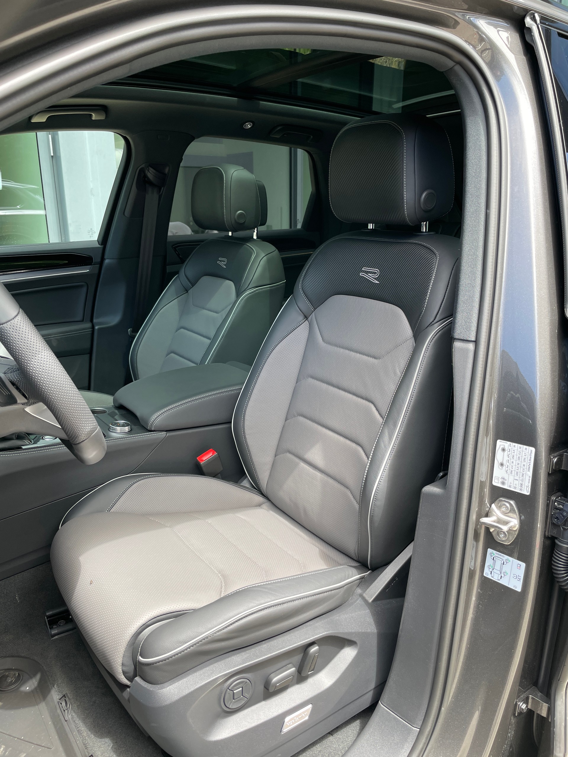 VW Touareg 3.0 TDI R-Line Final Edition Tiptronic-image-16