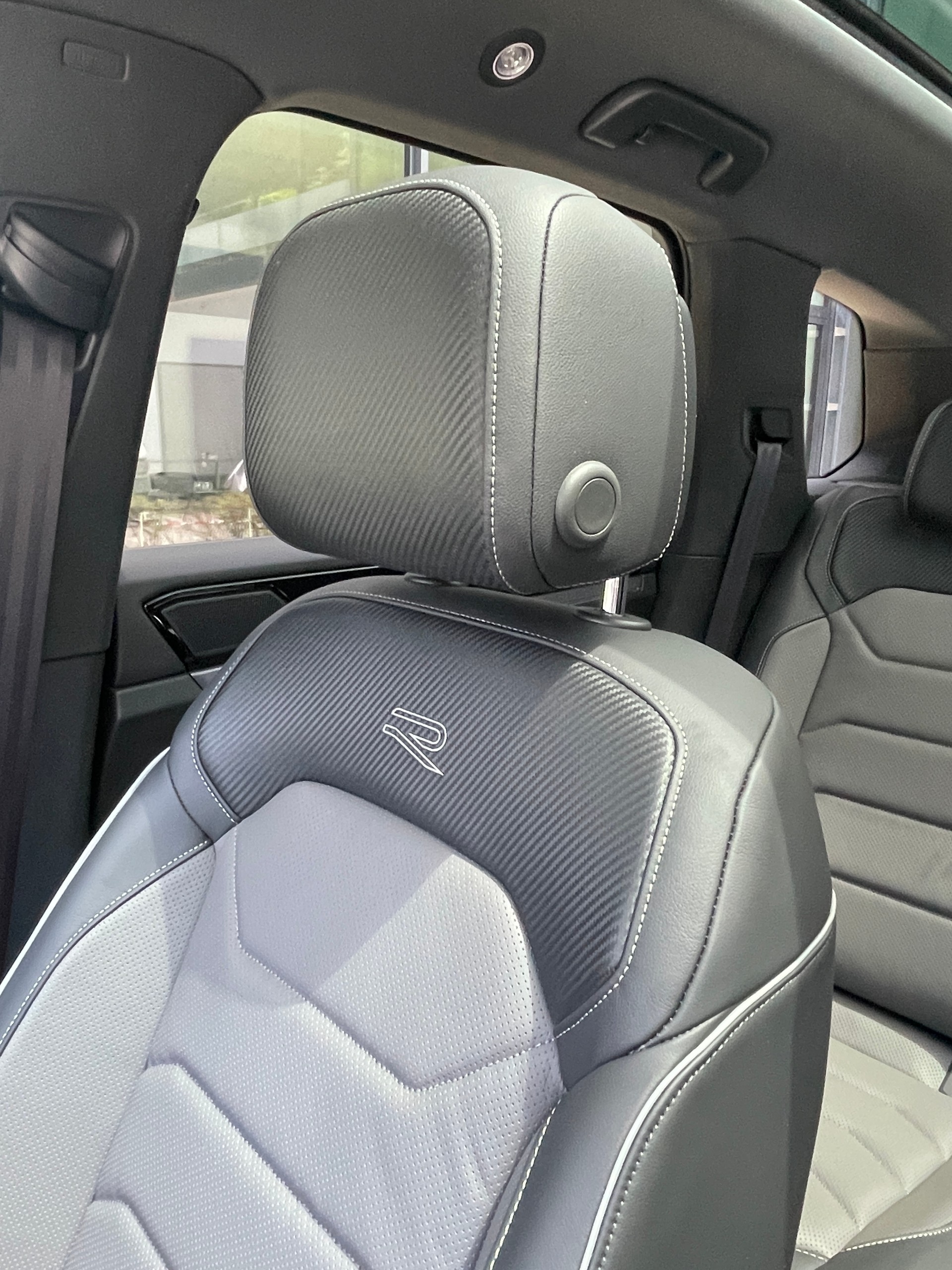 VW Touareg 3.0 TDI R-Line Final Edition Tiptronic-image-28