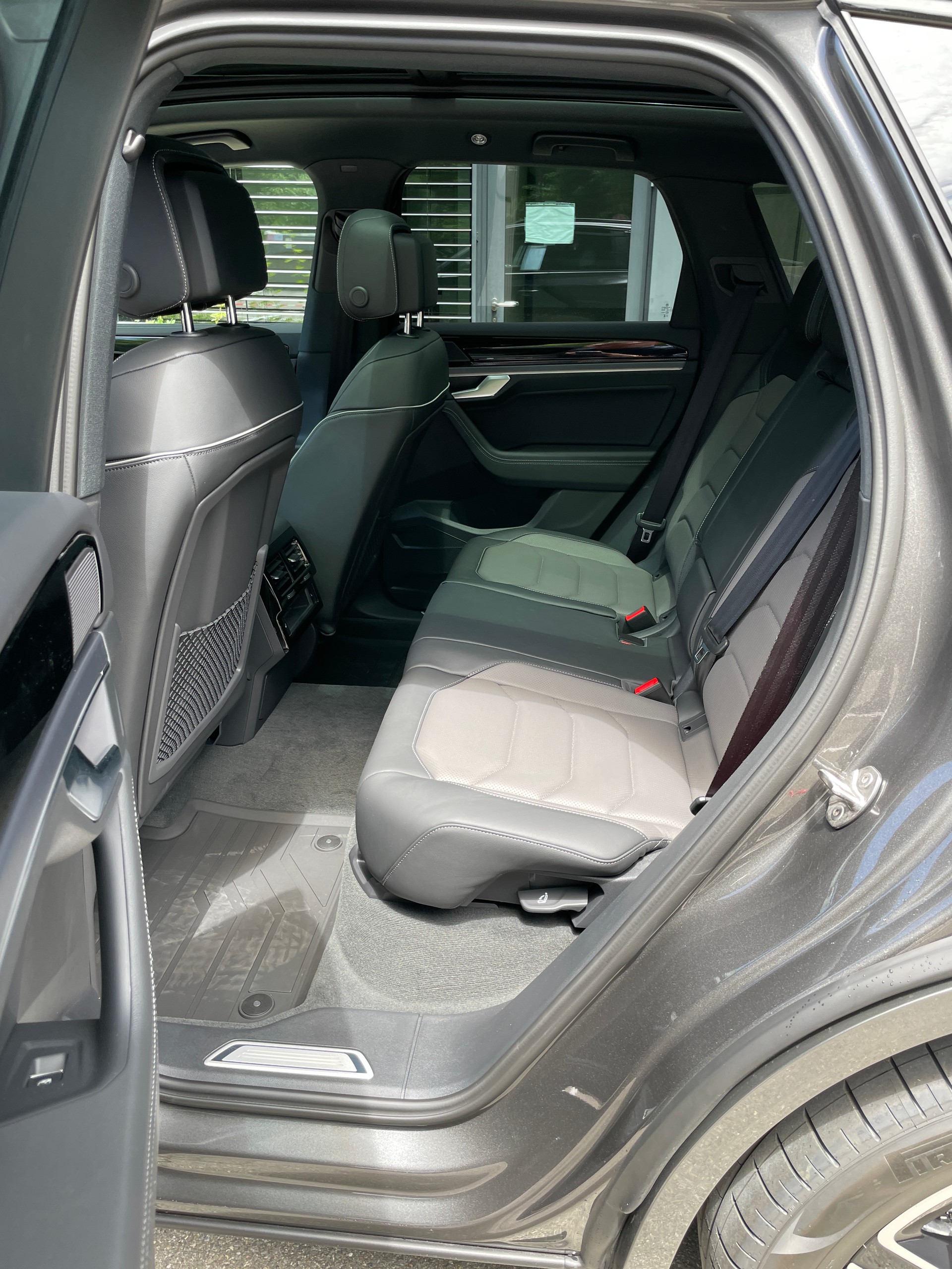 VW Touareg 3.0 TDI R-Line Final Edition Tiptronic-image-18
