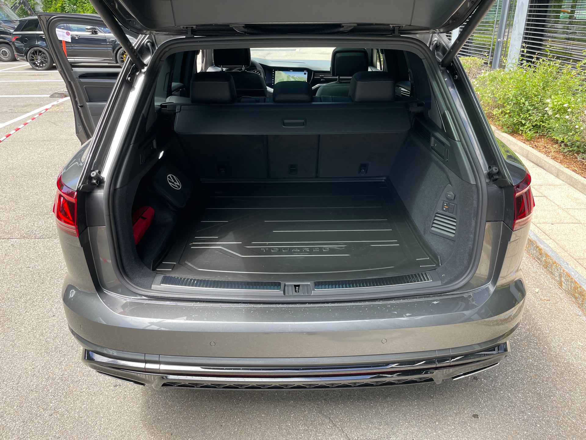 VW Touareg 3.0 TDI R-Line Final Edition Tiptronic-image-4