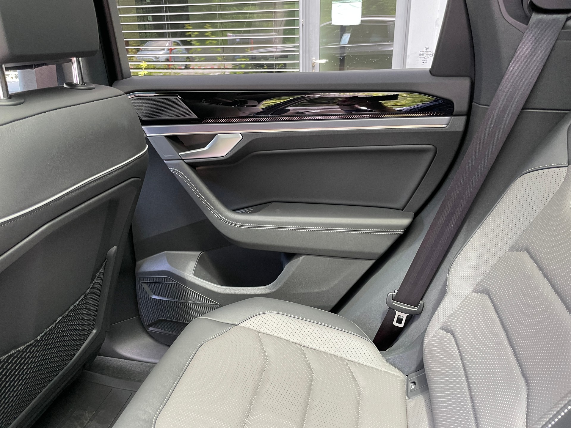 VW Touareg 3.0 TDI R-Line Final Edition Tiptronic-image-23