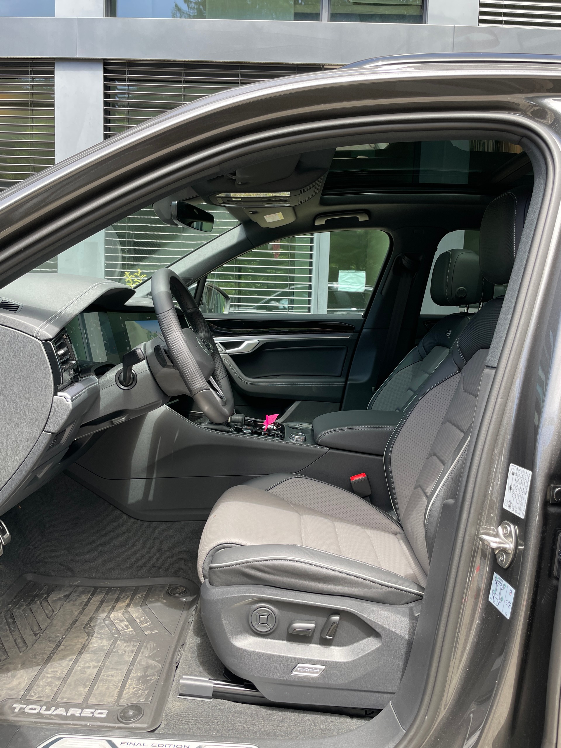 VW Touareg 3.0 TDI R-Line Final Edition Tiptronic-image-15