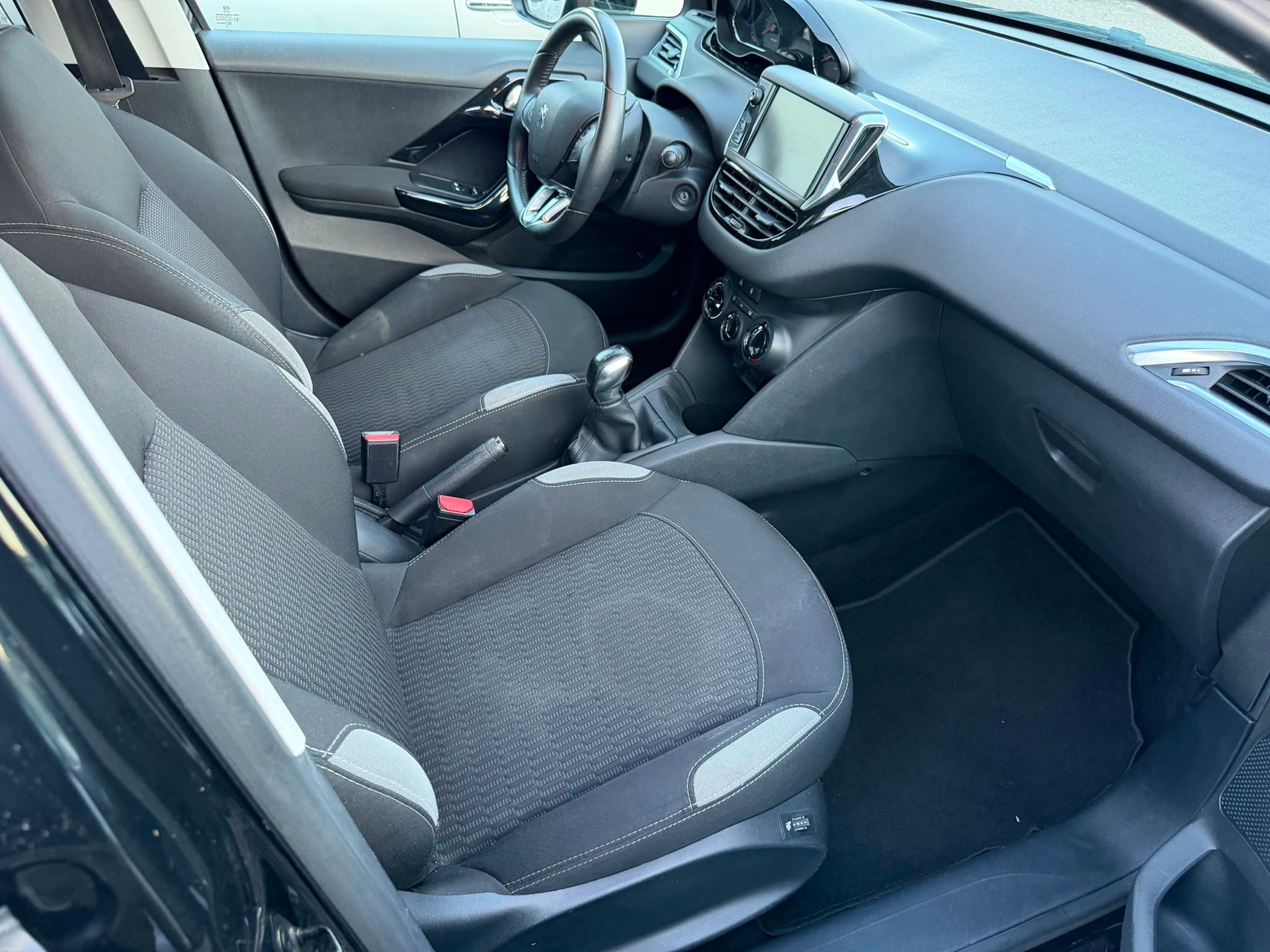 PEUGEOT 208 1.2 VTI Active-image-11