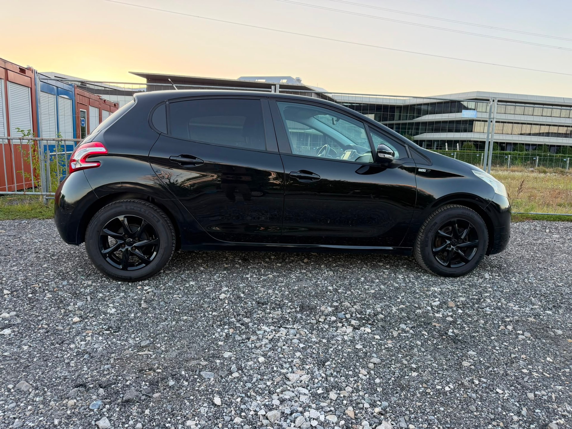 PEUGEOT 208 1.2 VTI Active-image-4