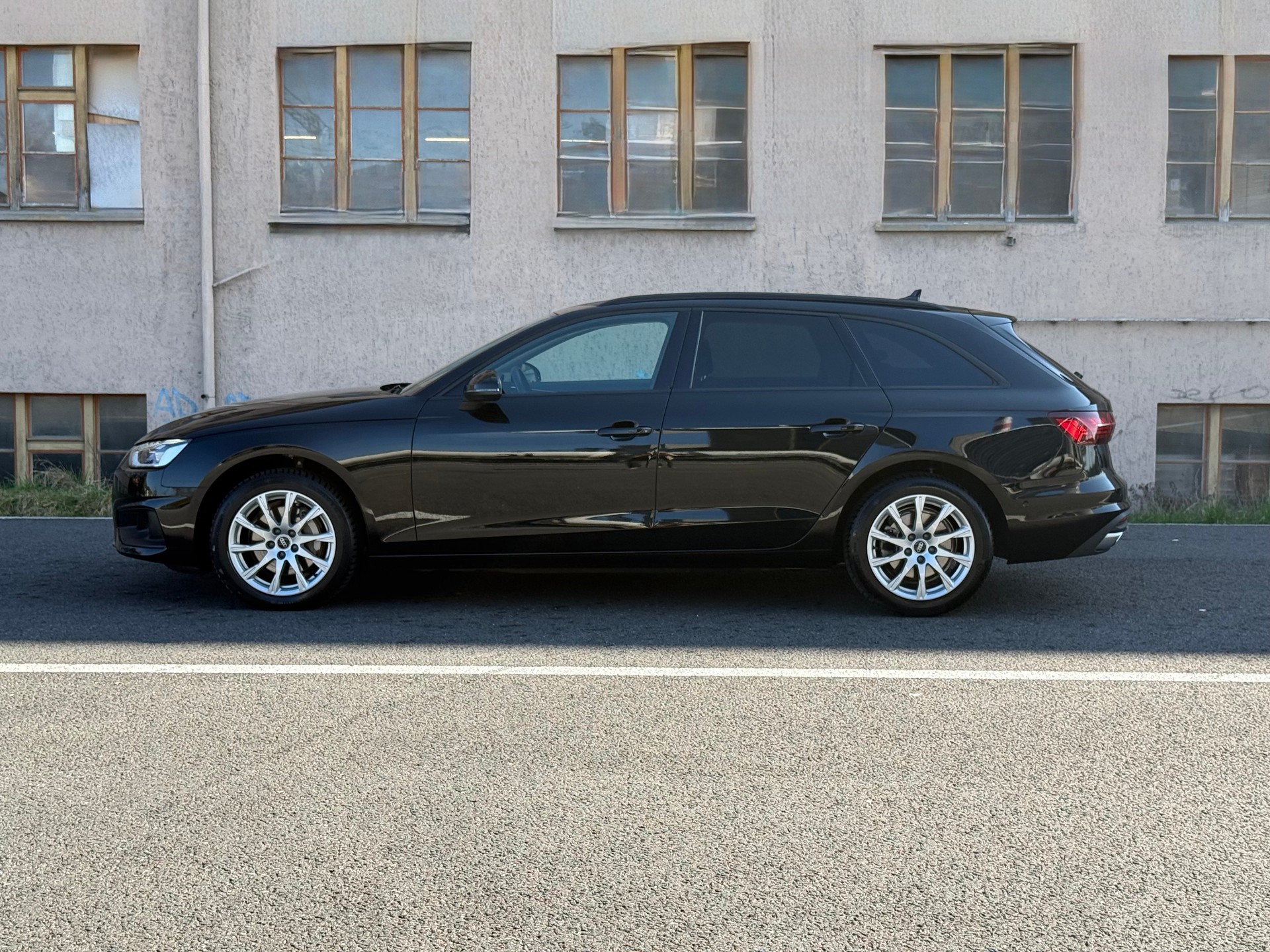 AUDI A4 Avant 40 TDI quattro S-tronic-image-1