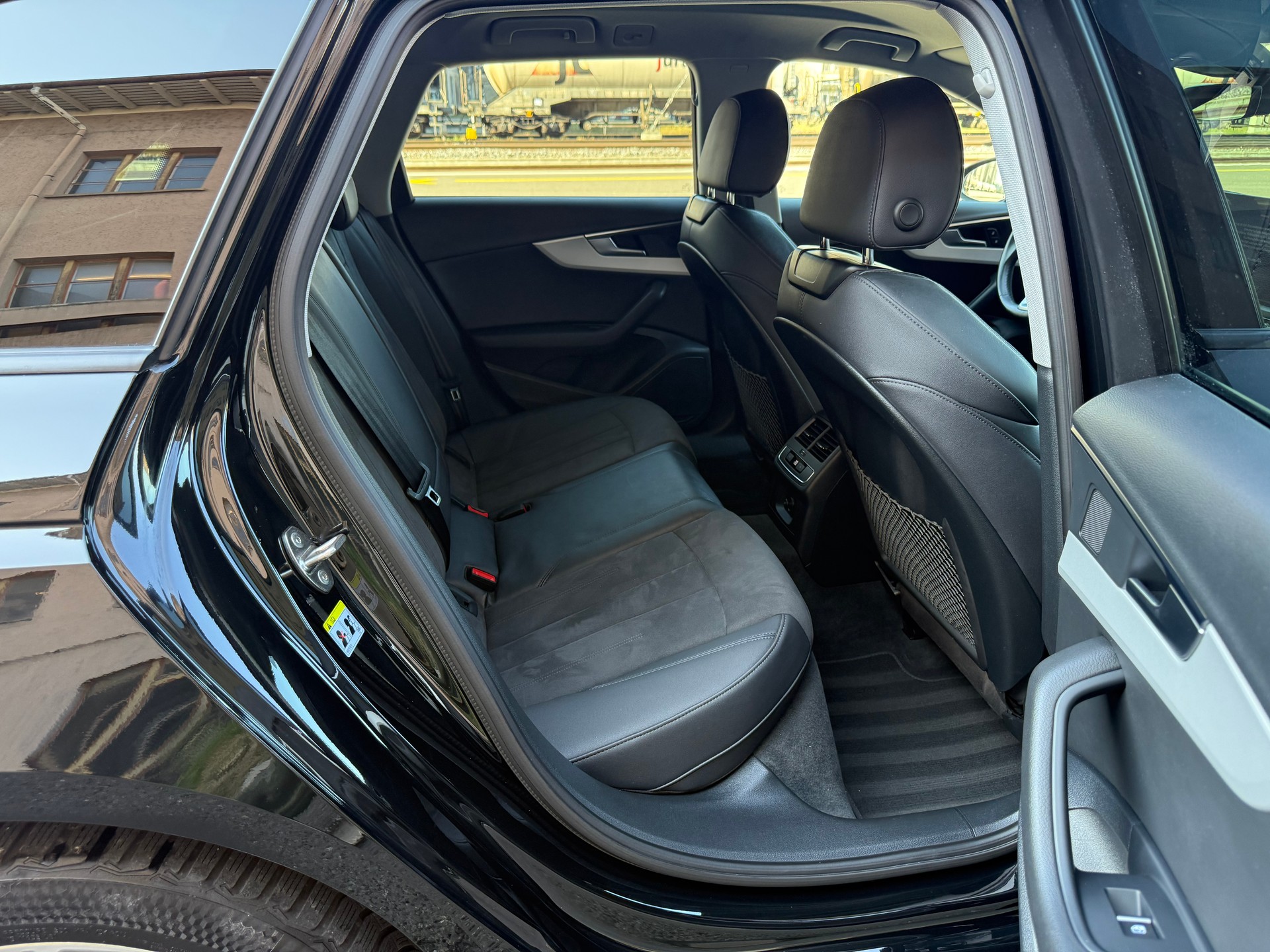 AUDI A4 Avant 40 TDI quattro S-tronic-image-13