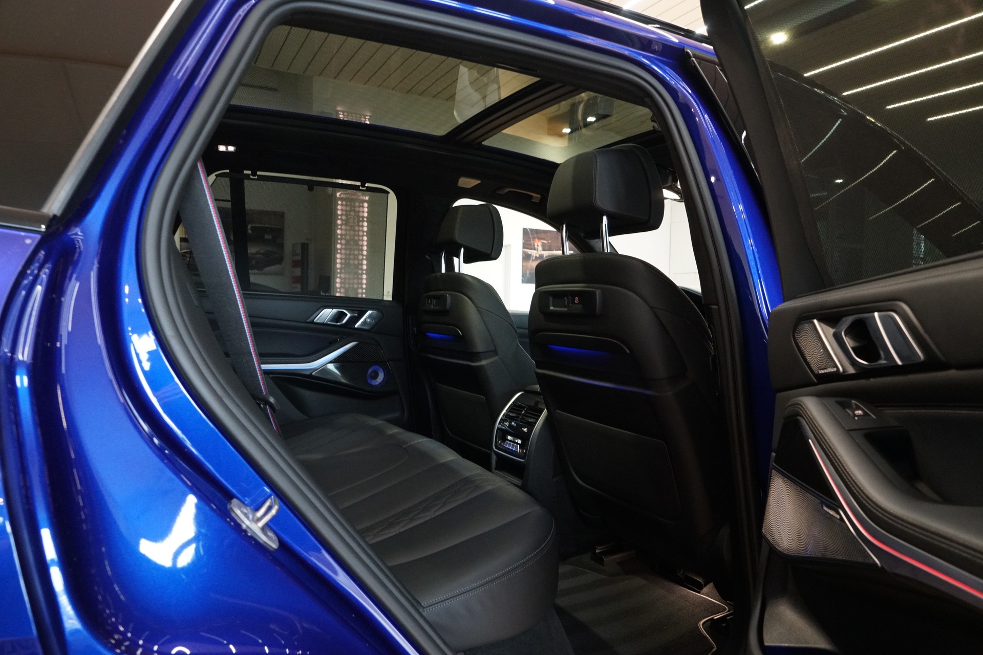 BMW X5 xDrive M50i Steptronic-image-25