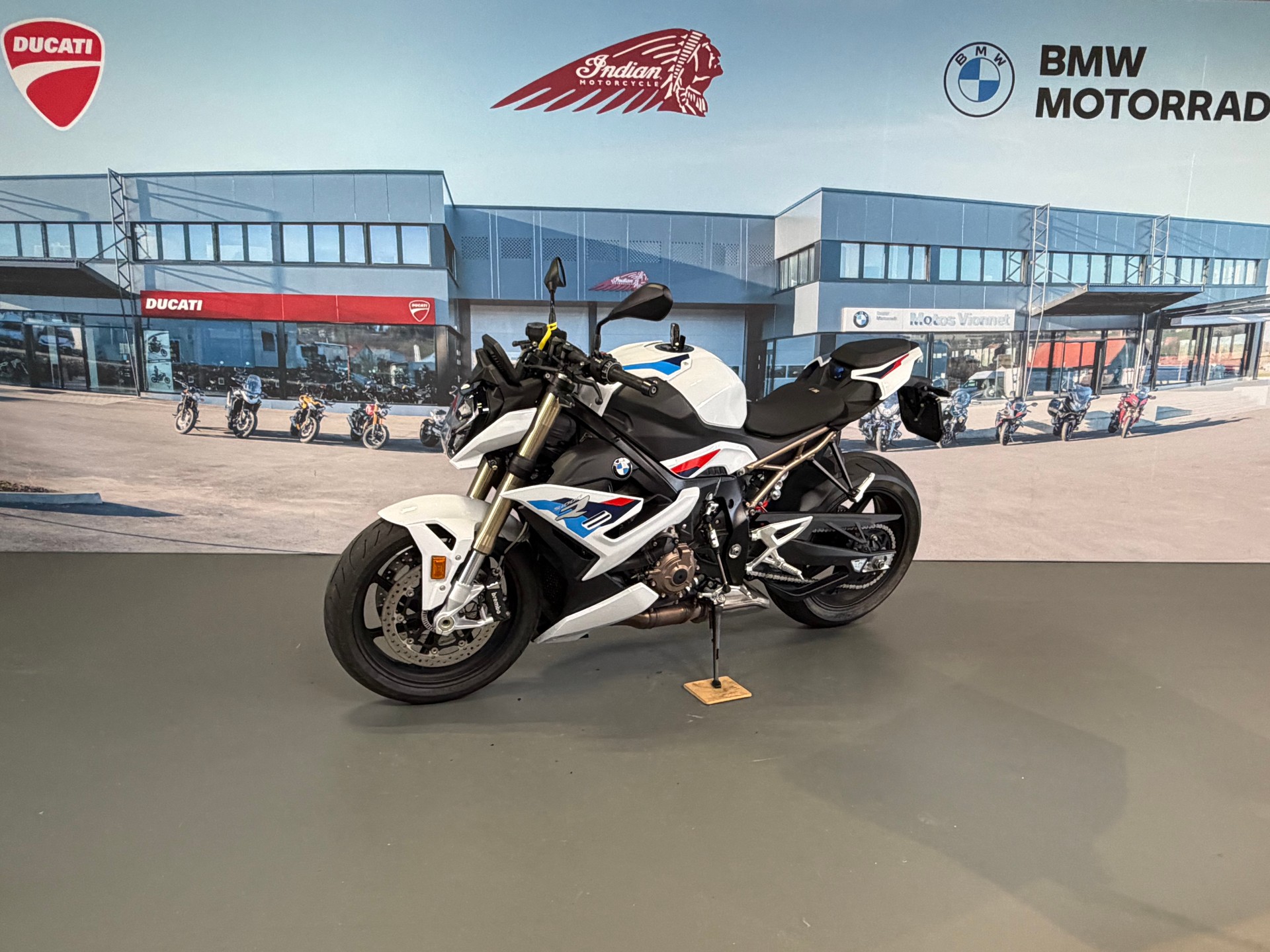 BMW S 1000 R-showroom-element-2