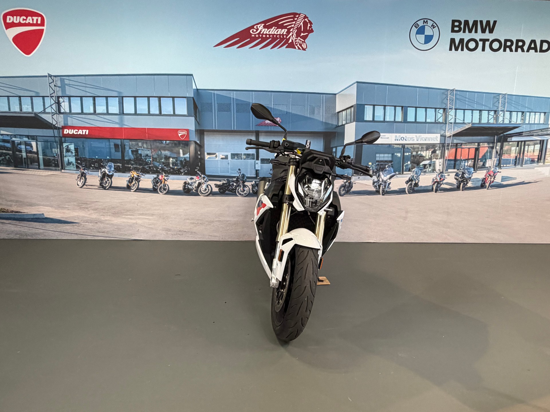 BMW S 1000 R-showroom-element-1