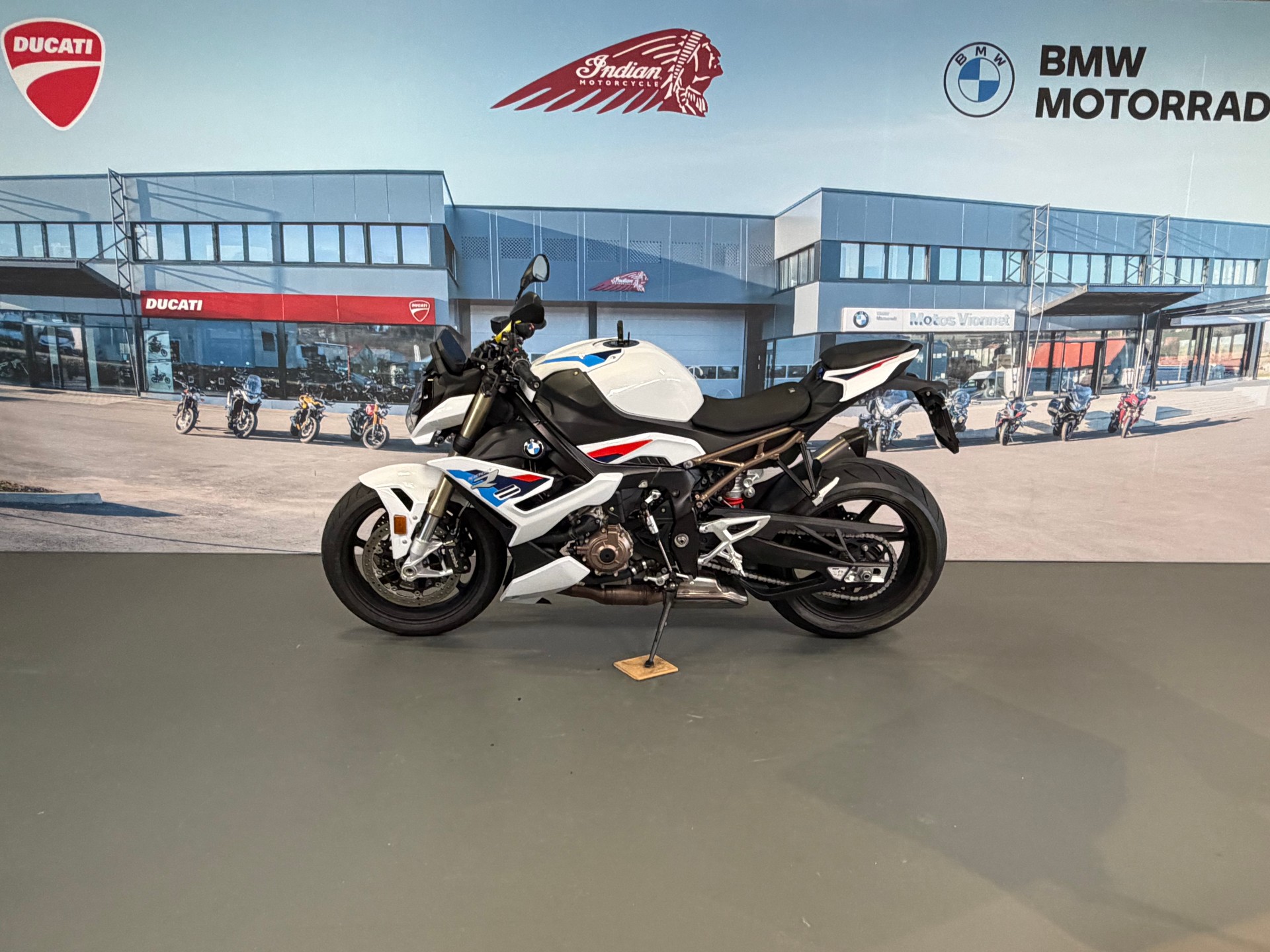 BMW S 1000 R-showroom-element-3