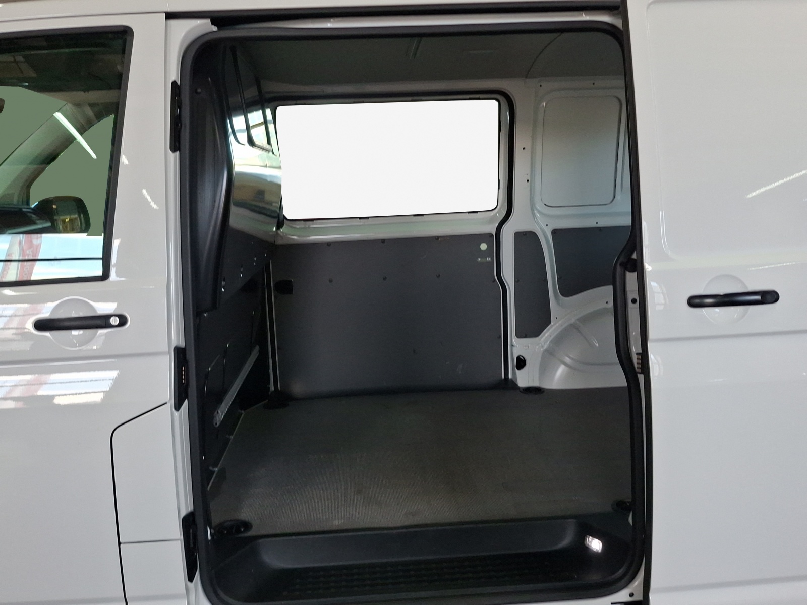 VW T6.1 2.0 TDI DSG-image-11