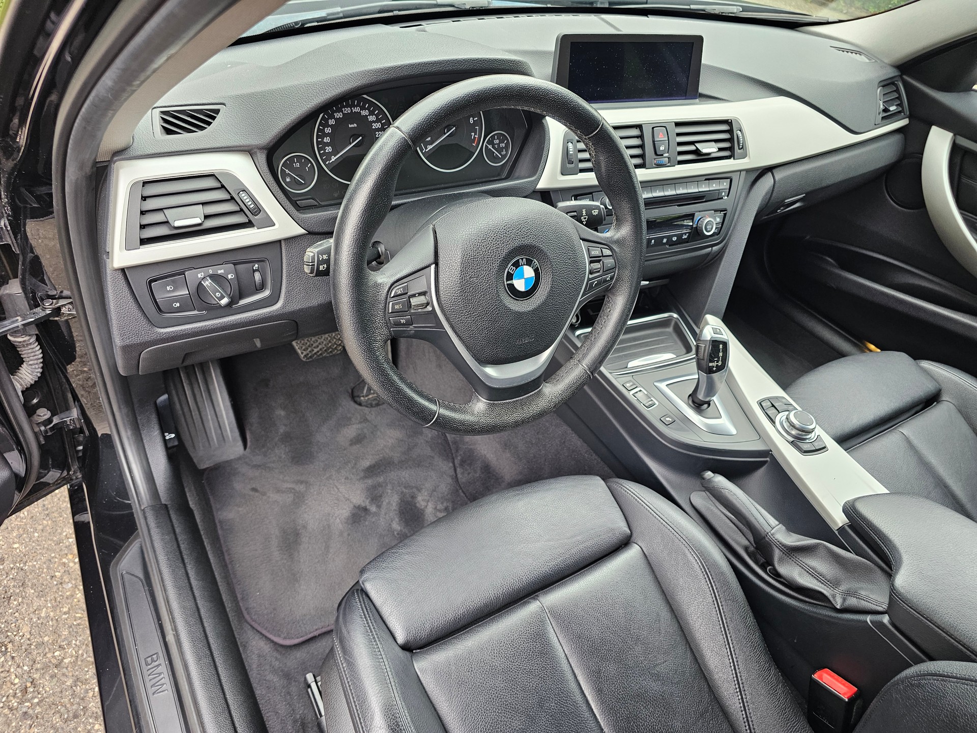 BMW 320i xDrive Steptronic-image-8