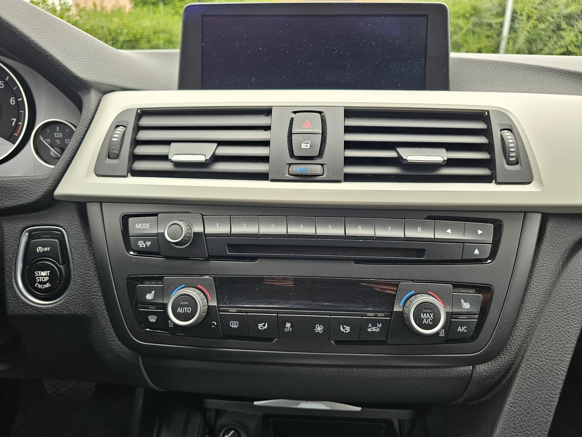 BMW 320i xDrive Steptronic-image-10