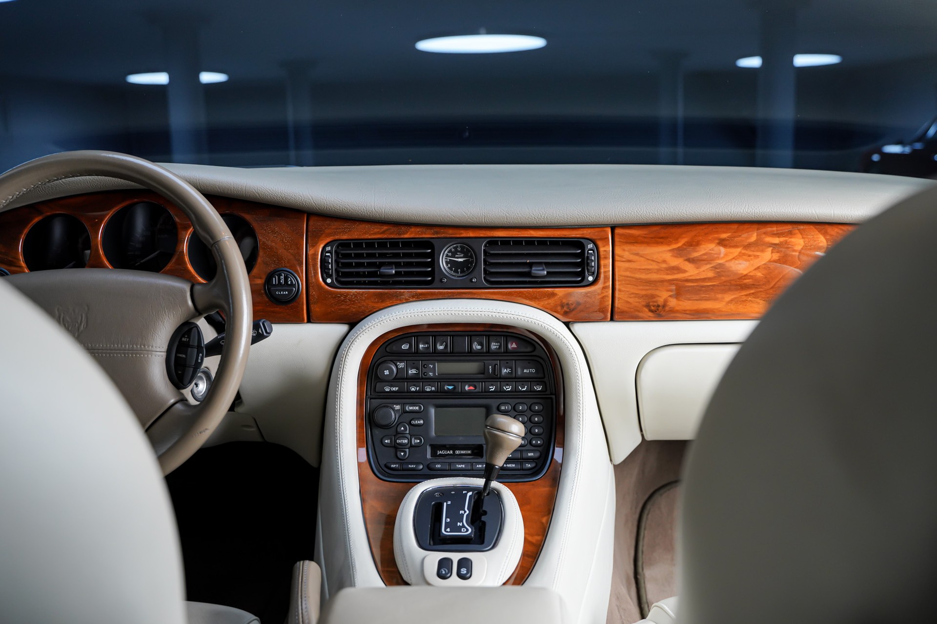 JAGUAR XJ 3.2 V8 Executive-image-21
