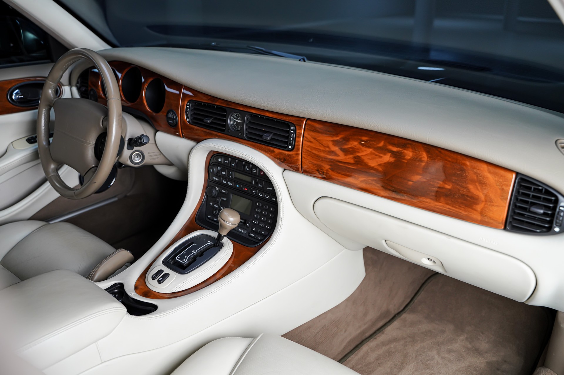 JAGUAR XJ 3.2 V8 Executive-image-18