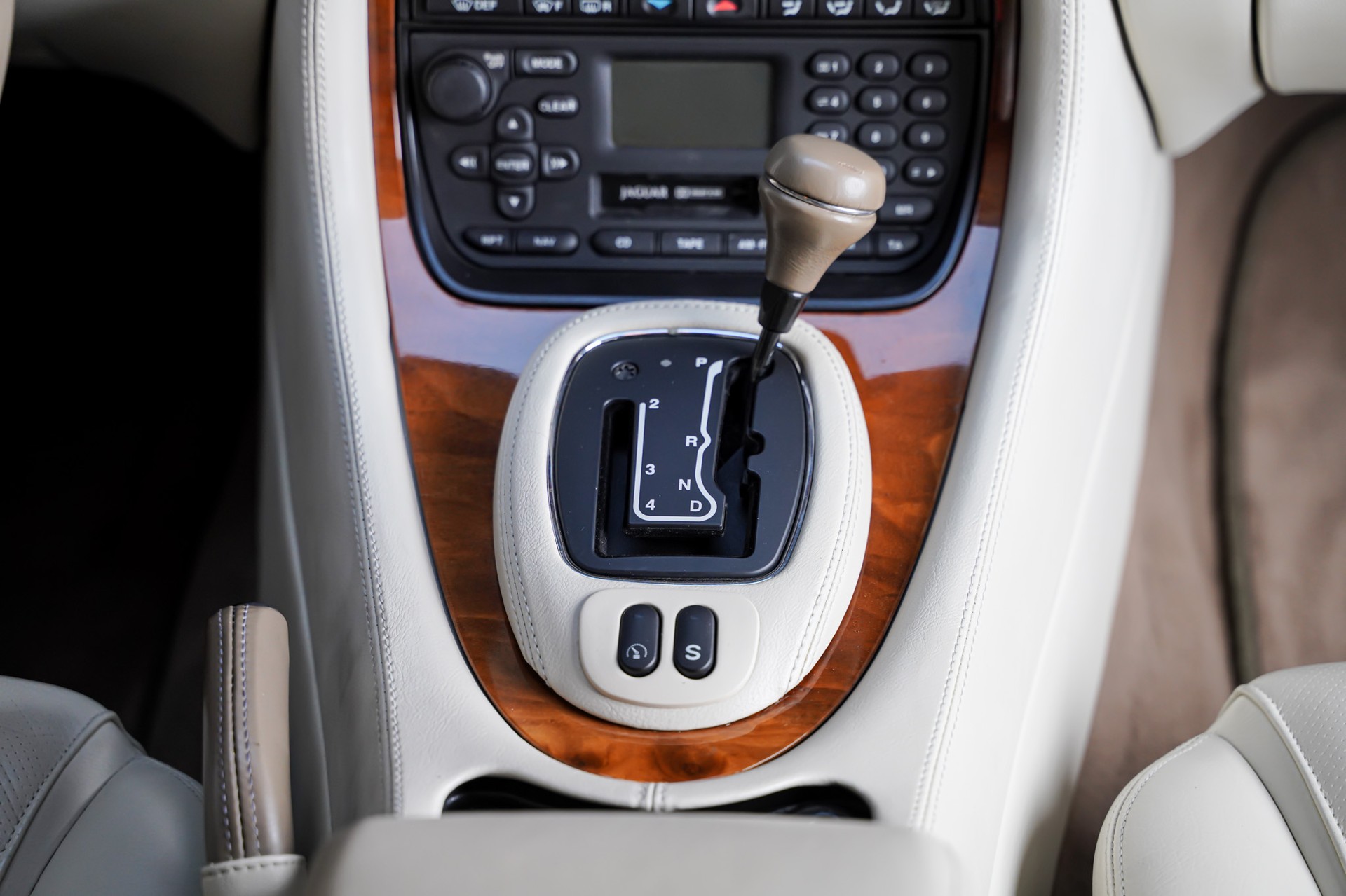 JAGUAR XJ 3.2 V8 Executive-image-23