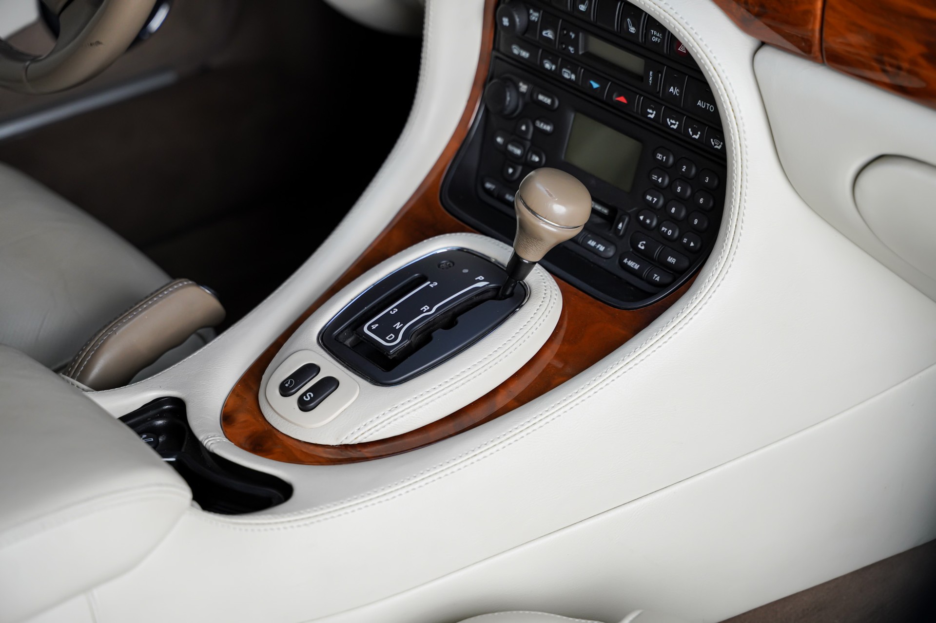 JAGUAR XJ 3.2 V8 Executive-image-19