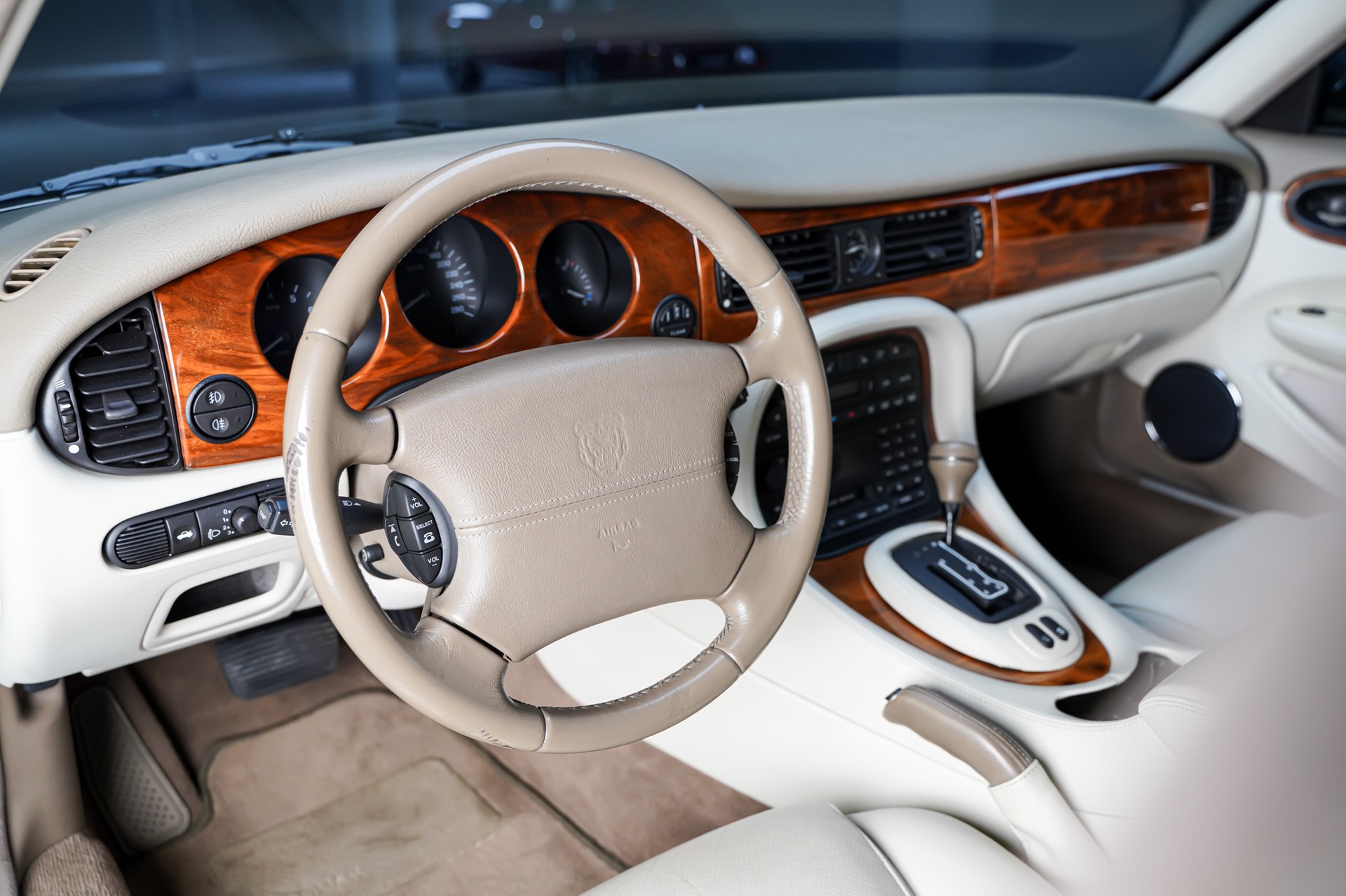 JAGUAR XJ 3.2 V8 Executive-image-9
