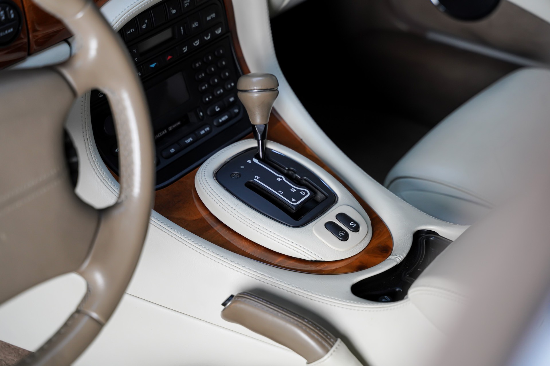 JAGUAR XJ 3.2 V8 Executive-image-10