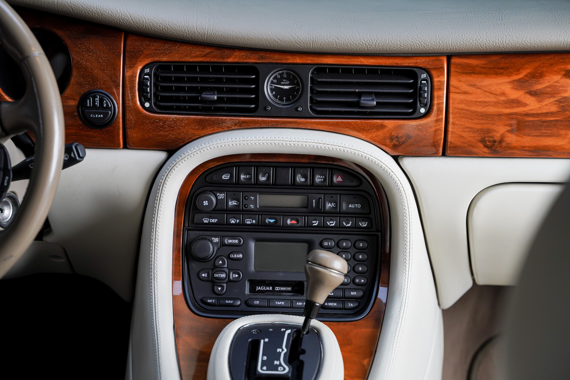 JAGUAR XJ 3.2 V8 Executive-image-22