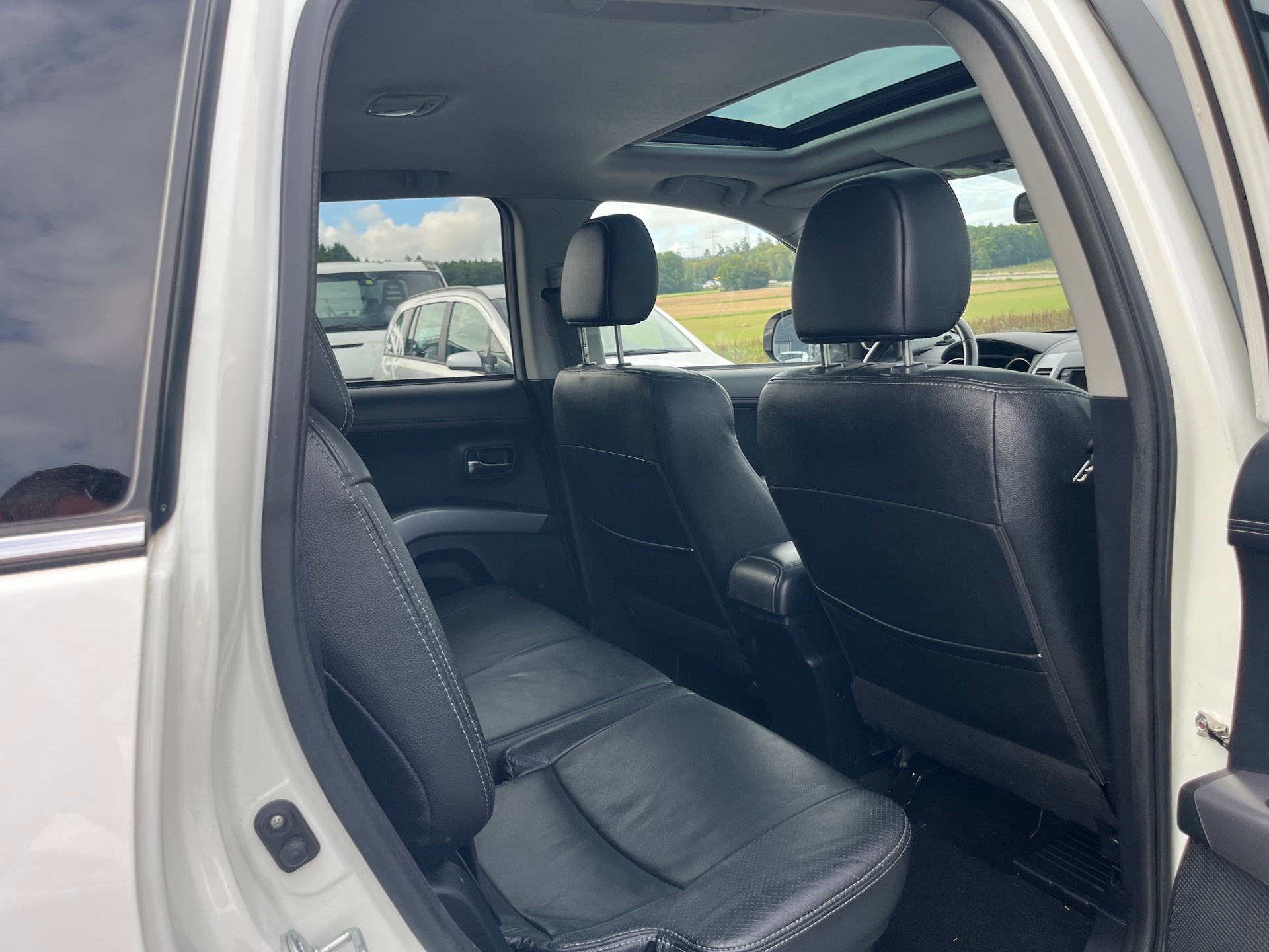 MITSUBISHI Outlander 2.4 Navigator 4WD CVT-image-8