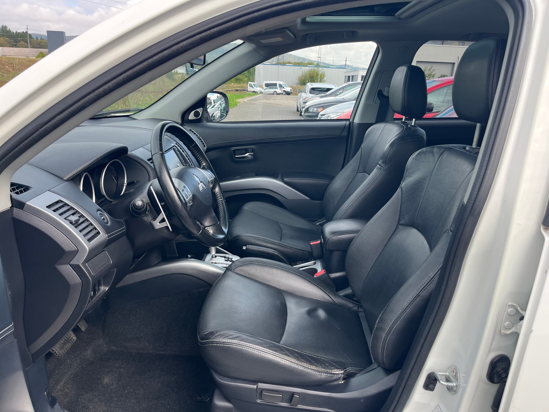 MITSUBISHI Outlander 2.4 Navigator 4WD CVT-image-15