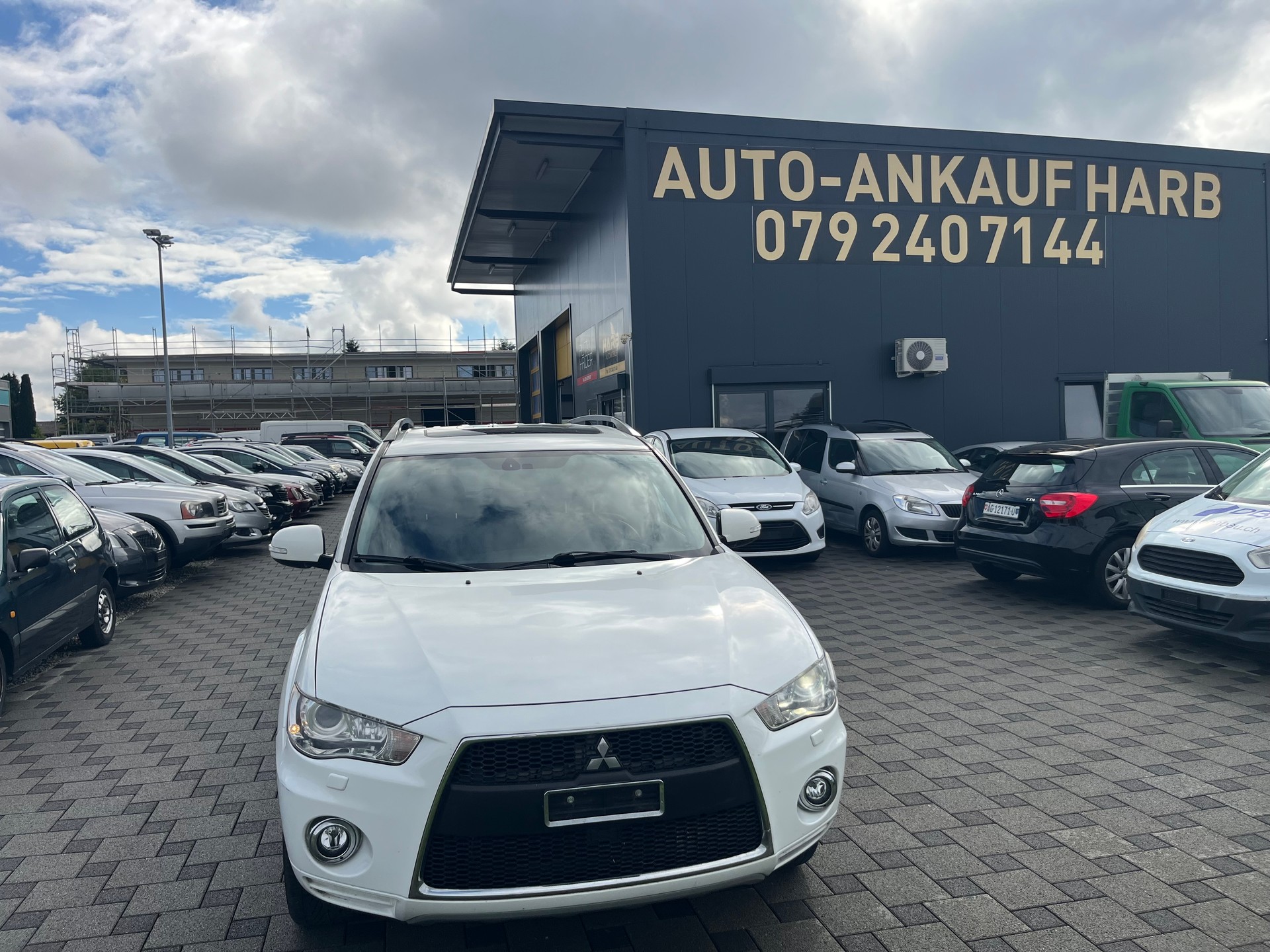 MITSUBISHI Outlander 2.4 Navigator 4WD CVT-image-2
