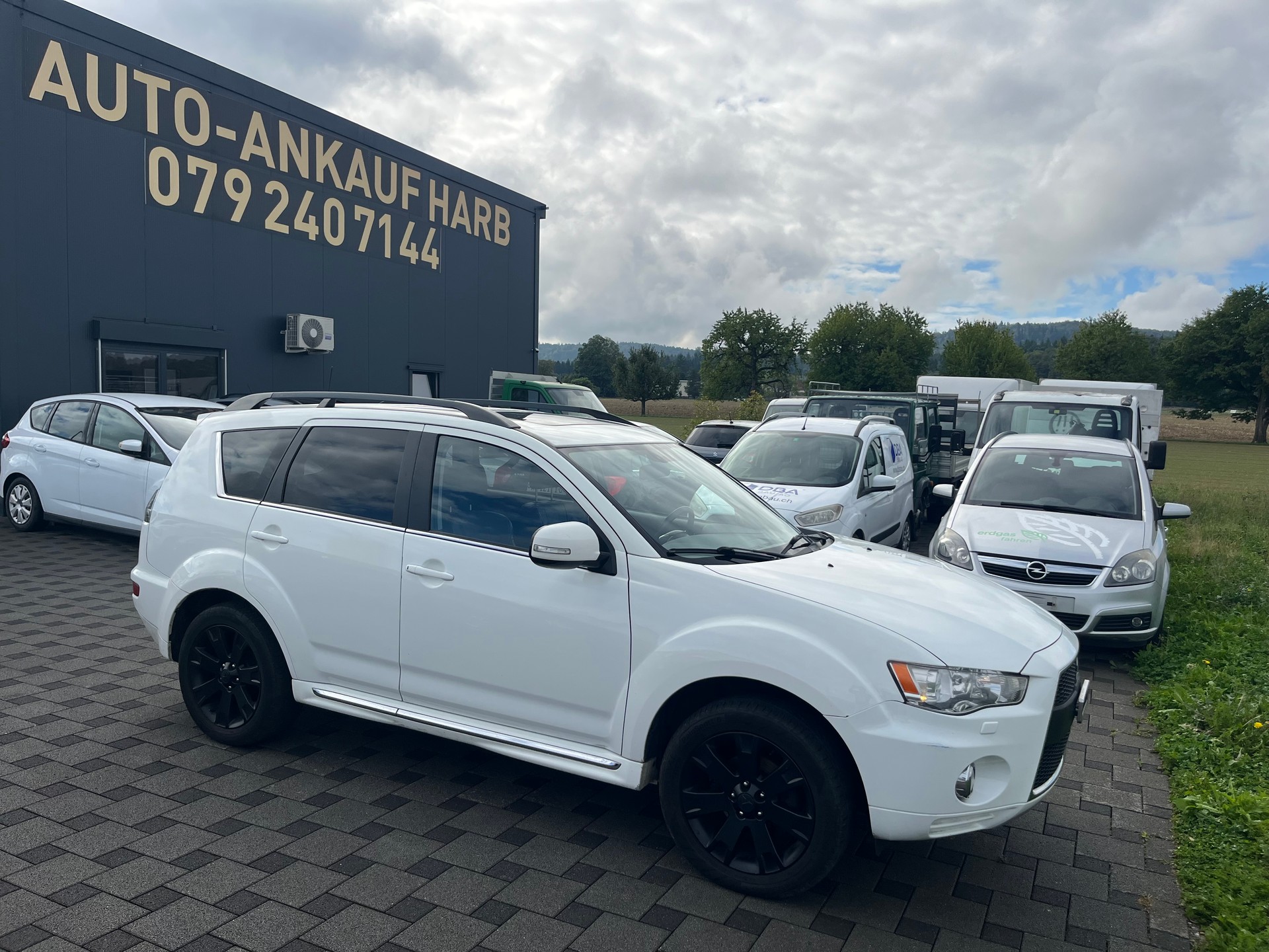 MITSUBISHI Outlander 2.4 Navigator 4WD CVT-image-0