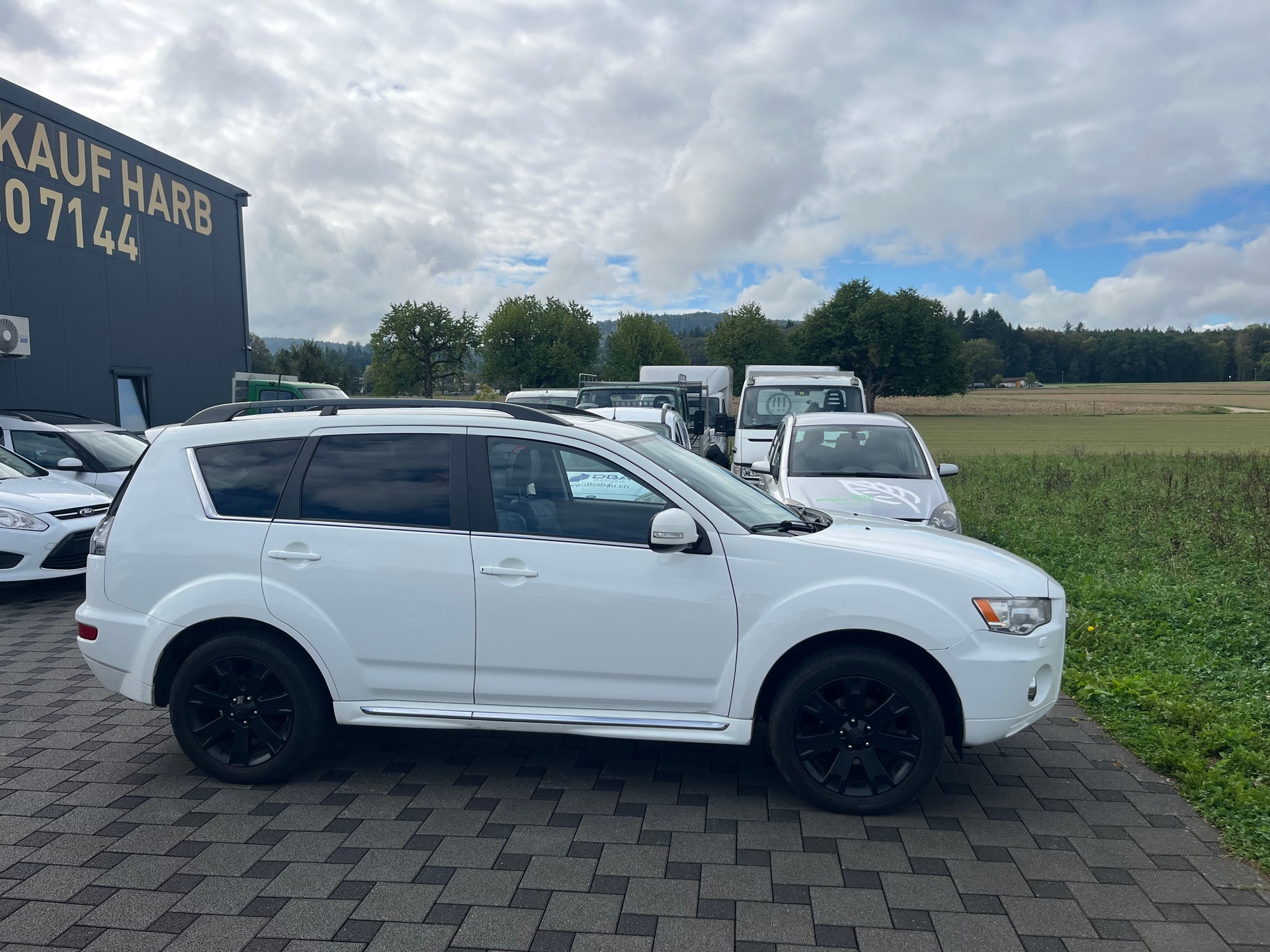 MITSUBISHI Outlander 2.4 Navigator 4WD CVT-image-1