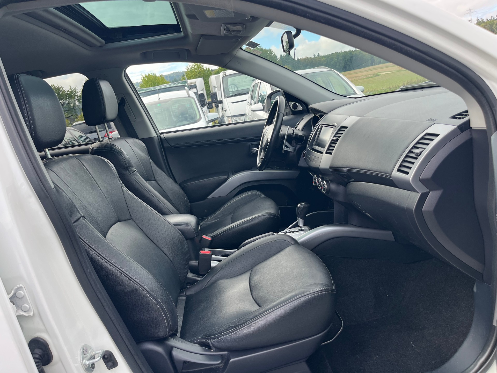 MITSUBISHI Outlander 2.4 Navigator 4WD CVT-image-10