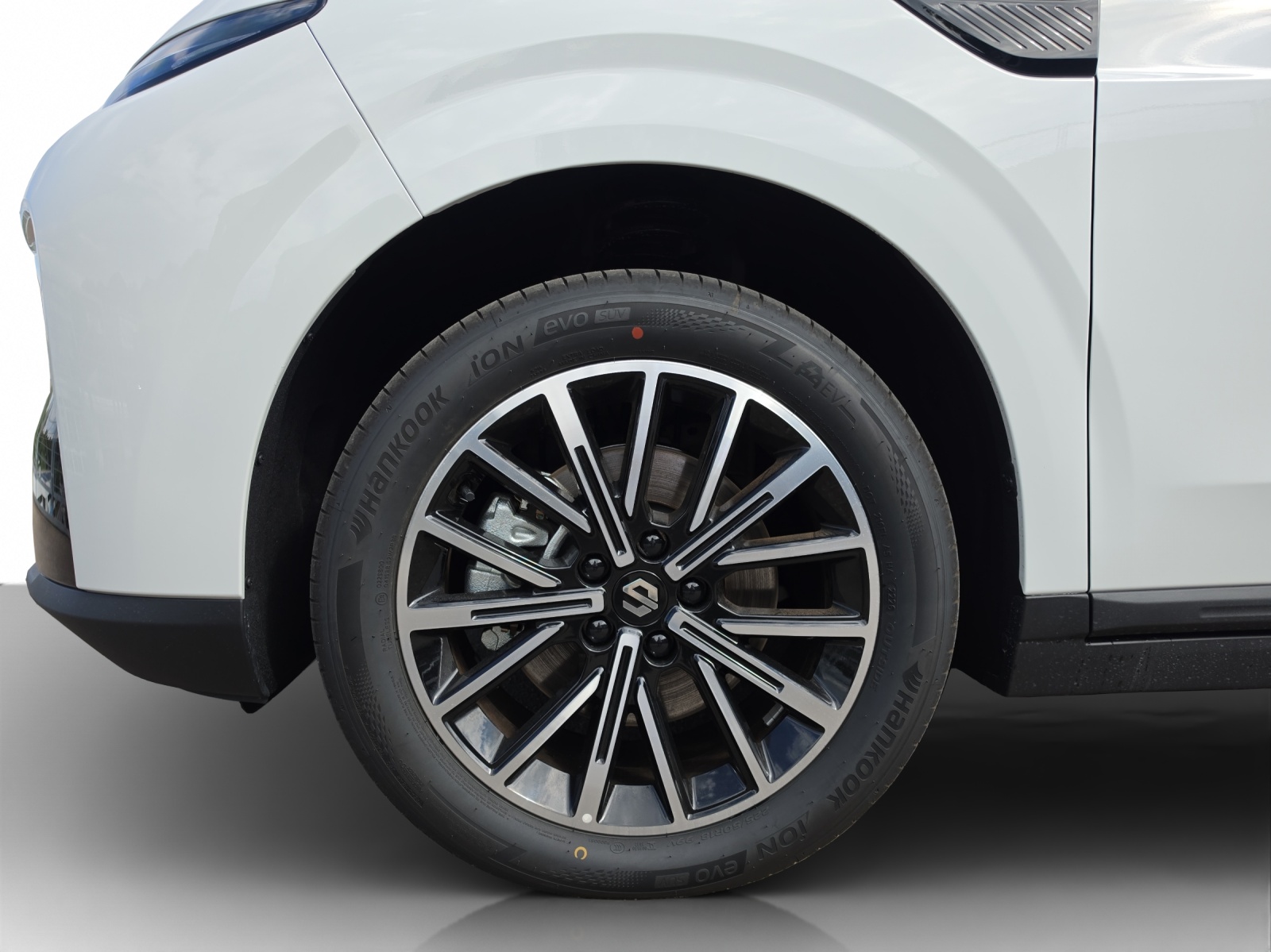 LEAPMOTOR B10 EV-image-14