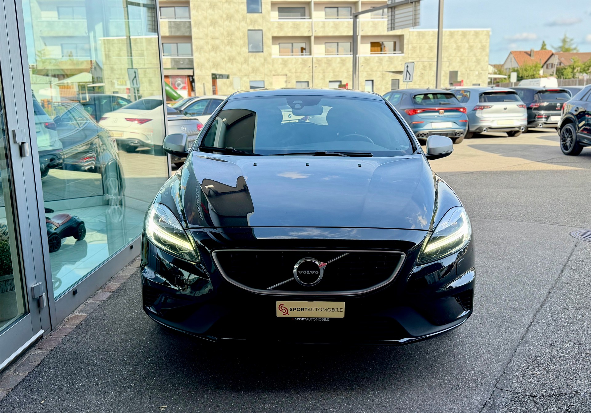 VOLVO V40 T3 Momentum R-Design Geartronic-image-2