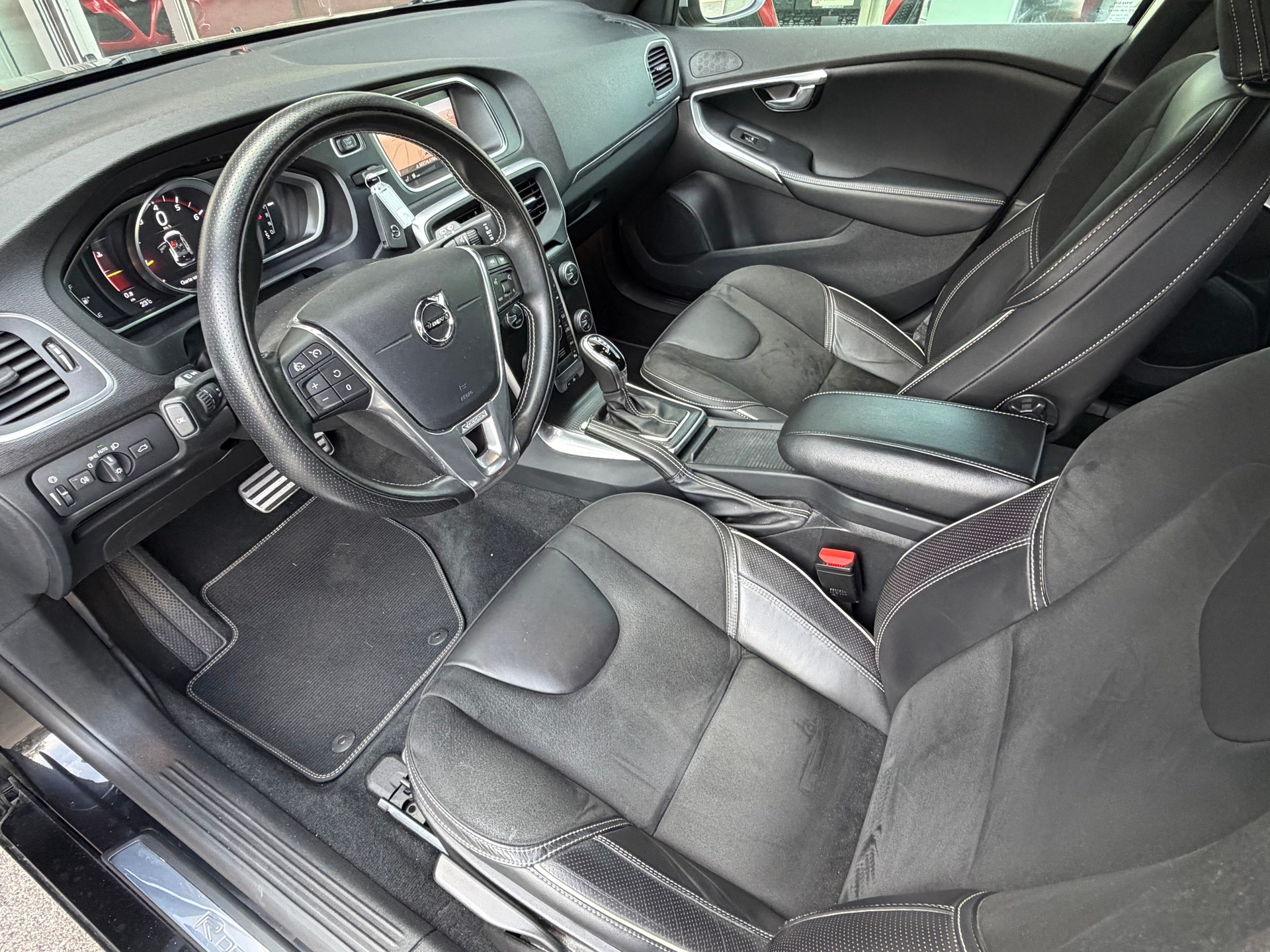 VOLVO V40 T3 Momentum R-Design Geartronic-image-6