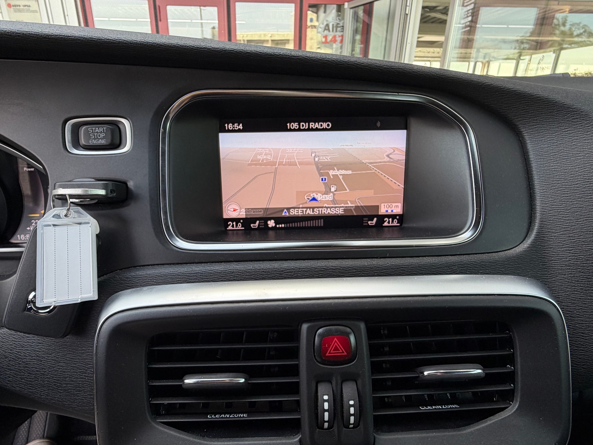 VOLVO V40 T3 Momentum R-Design Geartronic-image-9