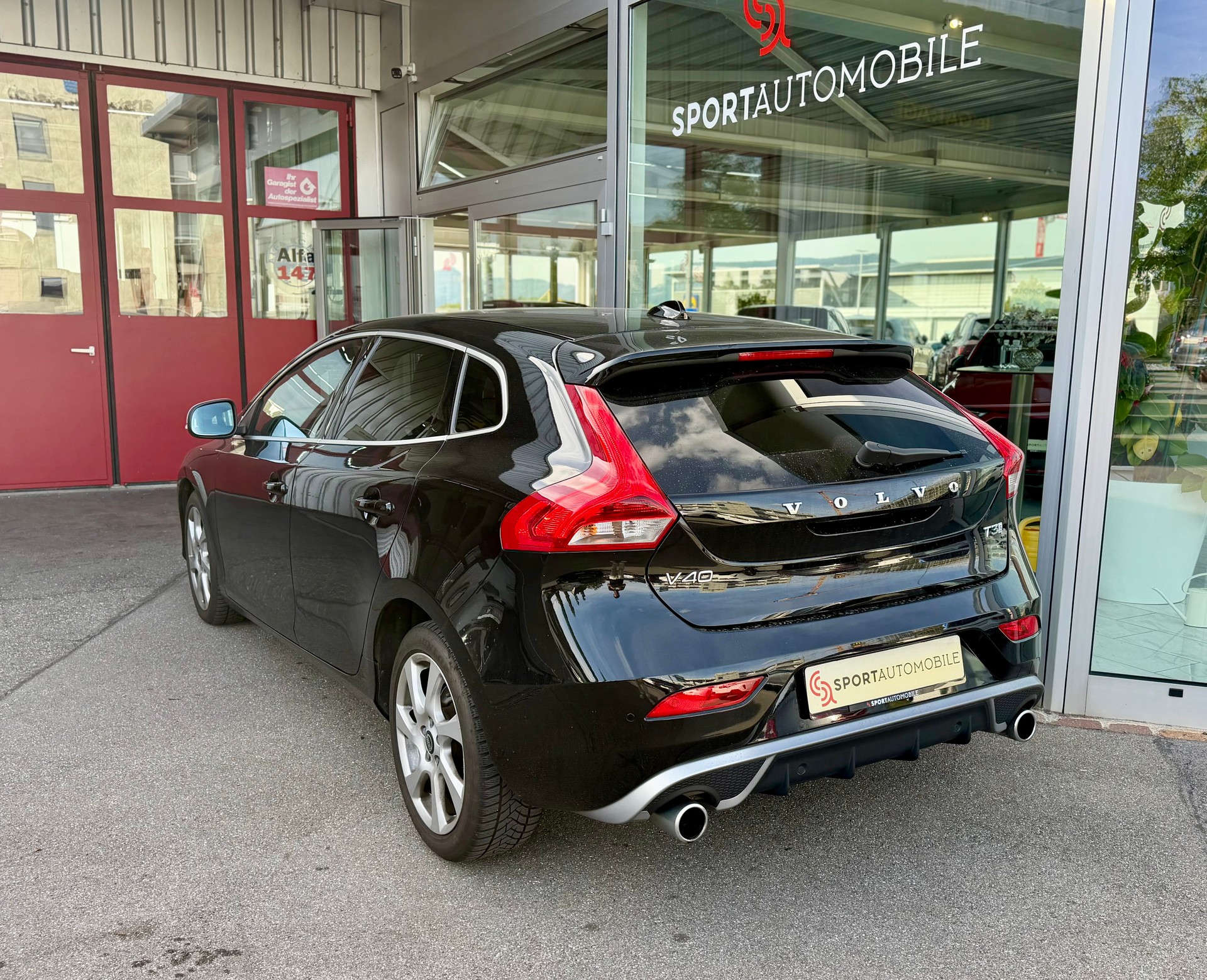 VOLVO V40 T3 Momentum R-Design Geartronic-image-4