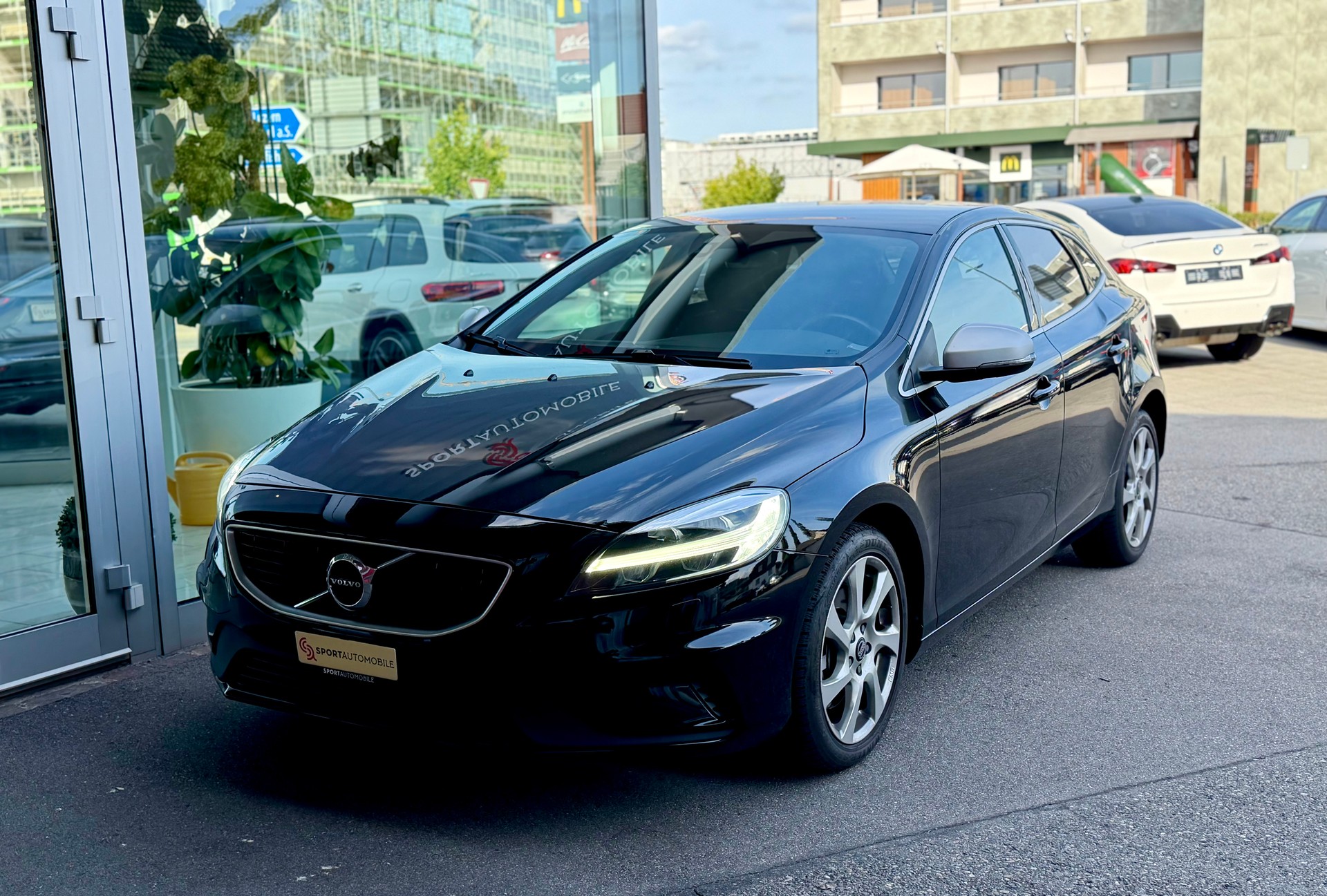 VOLVO V40 T3 Momentum R-Design Geartronic-image-1