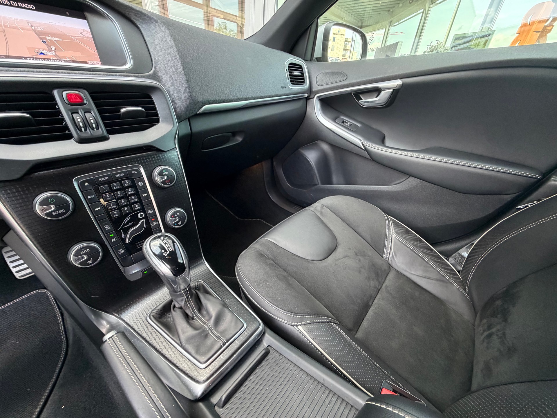 VOLVO V40 T3 Momentum R-Design Geartronic-image-11