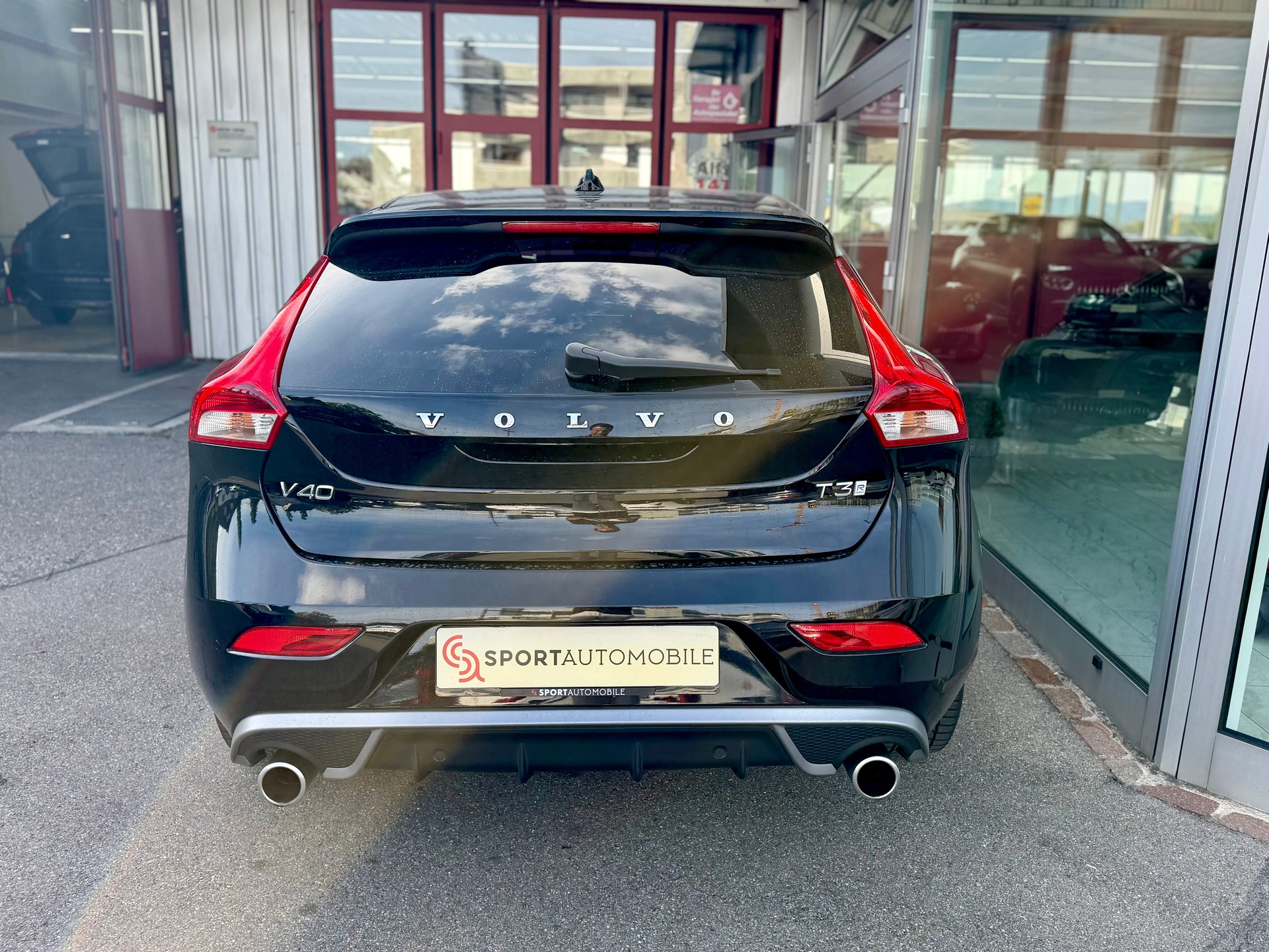VOLVO V40 T3 Momentum R-Design Geartronic-image-7