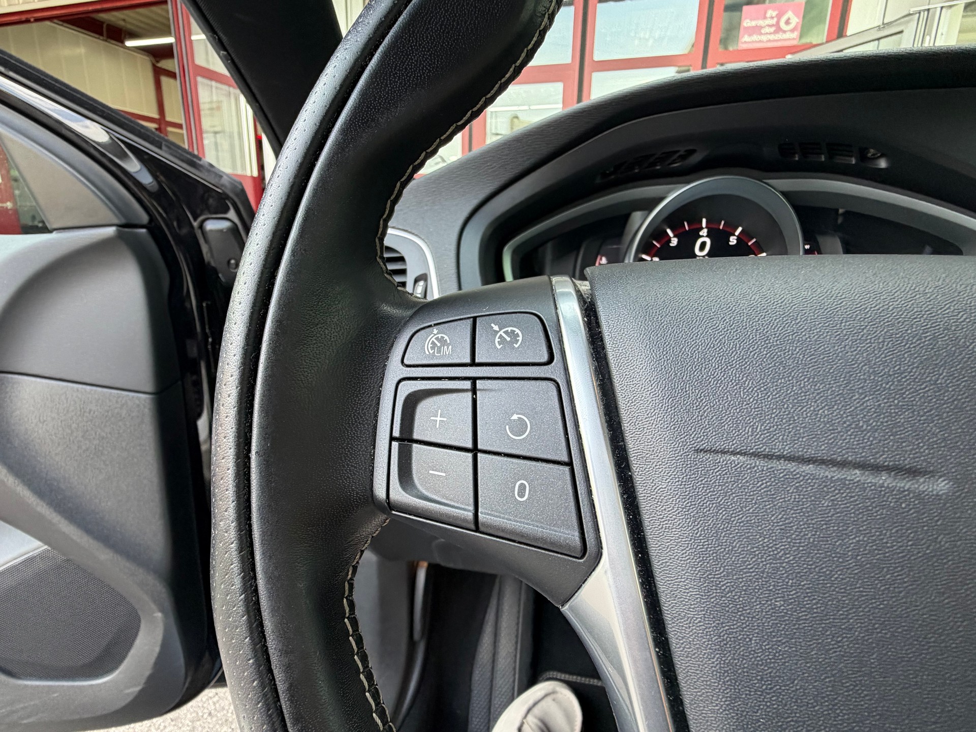 VOLVO V40 T3 Momentum R-Design Geartronic-image-8