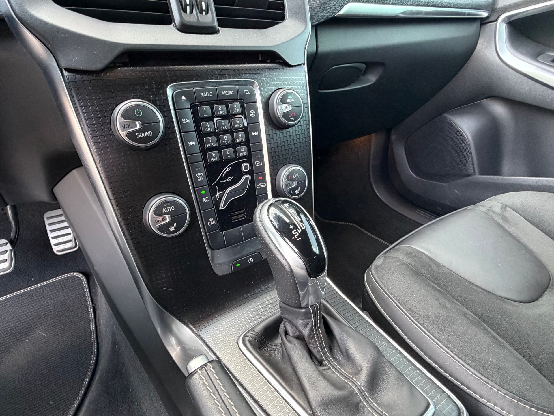 VOLVO V40 T3 Momentum R-Design Geartronic-image-10