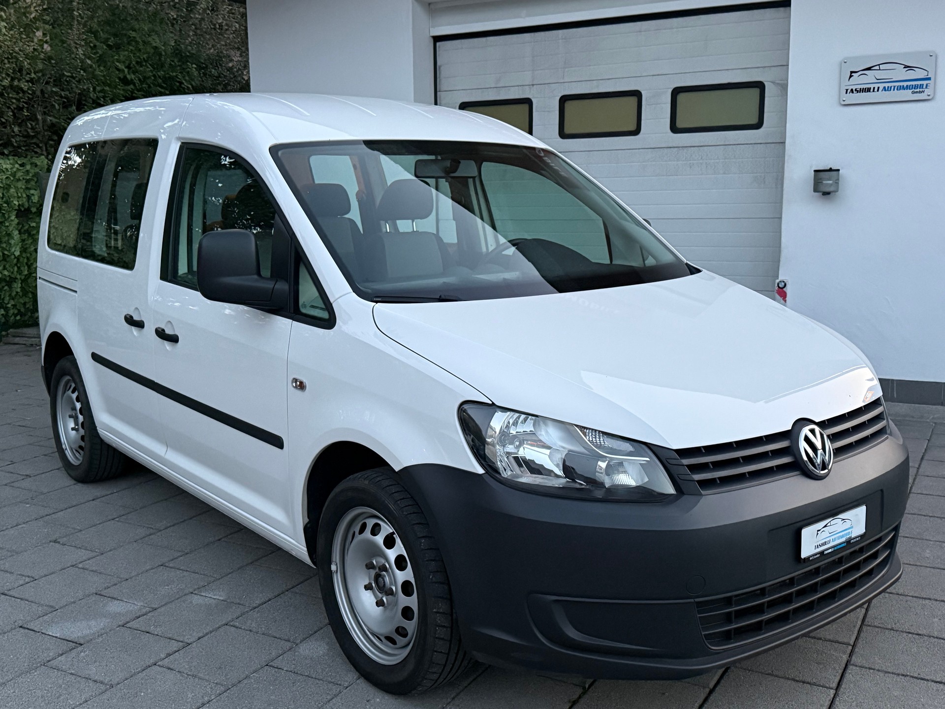 VW Caddy 2.0 TDI BlueMotion Technology-image-1