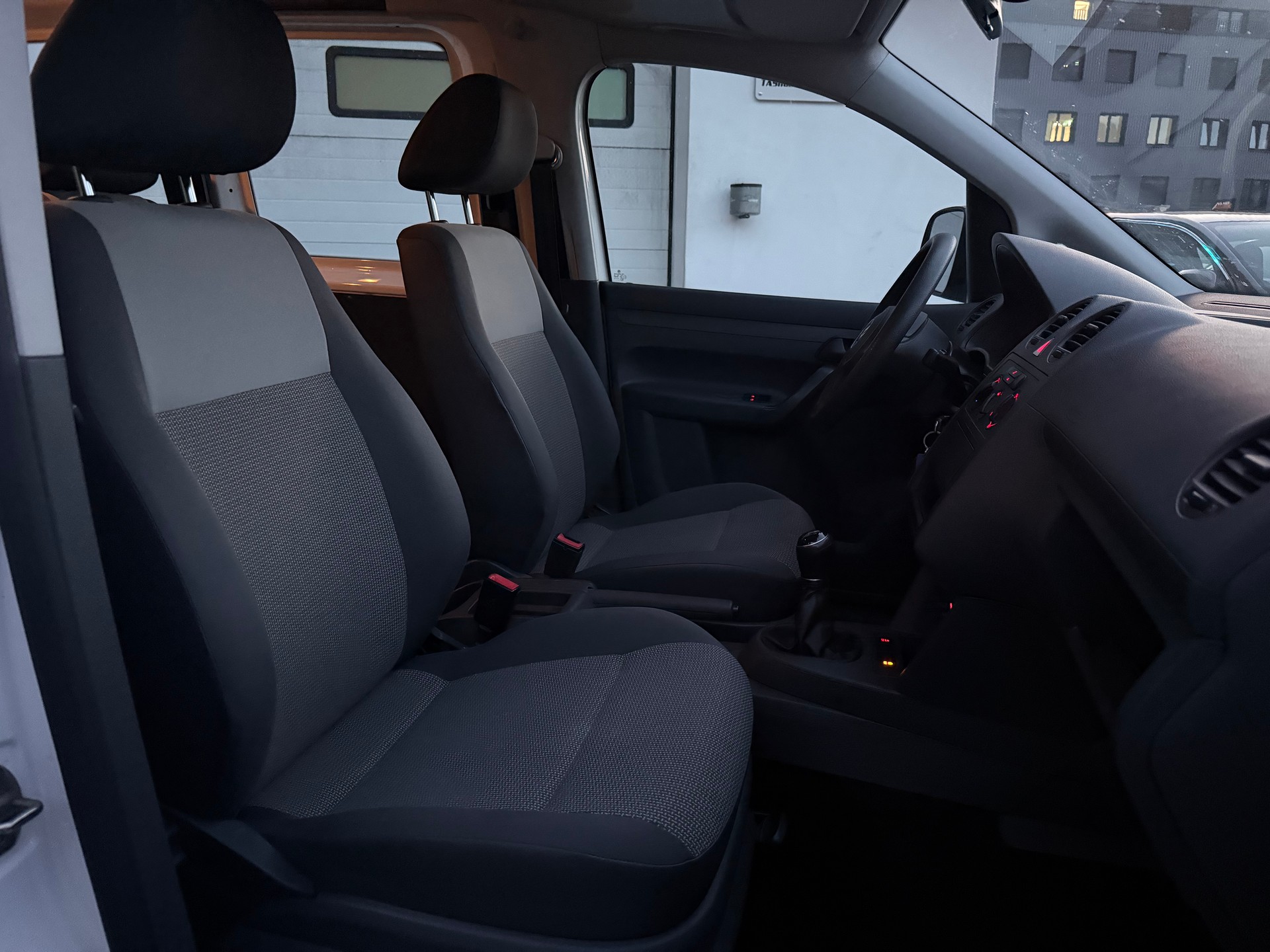 VW Caddy 2.0 TDI BlueMotion Technology-image-13