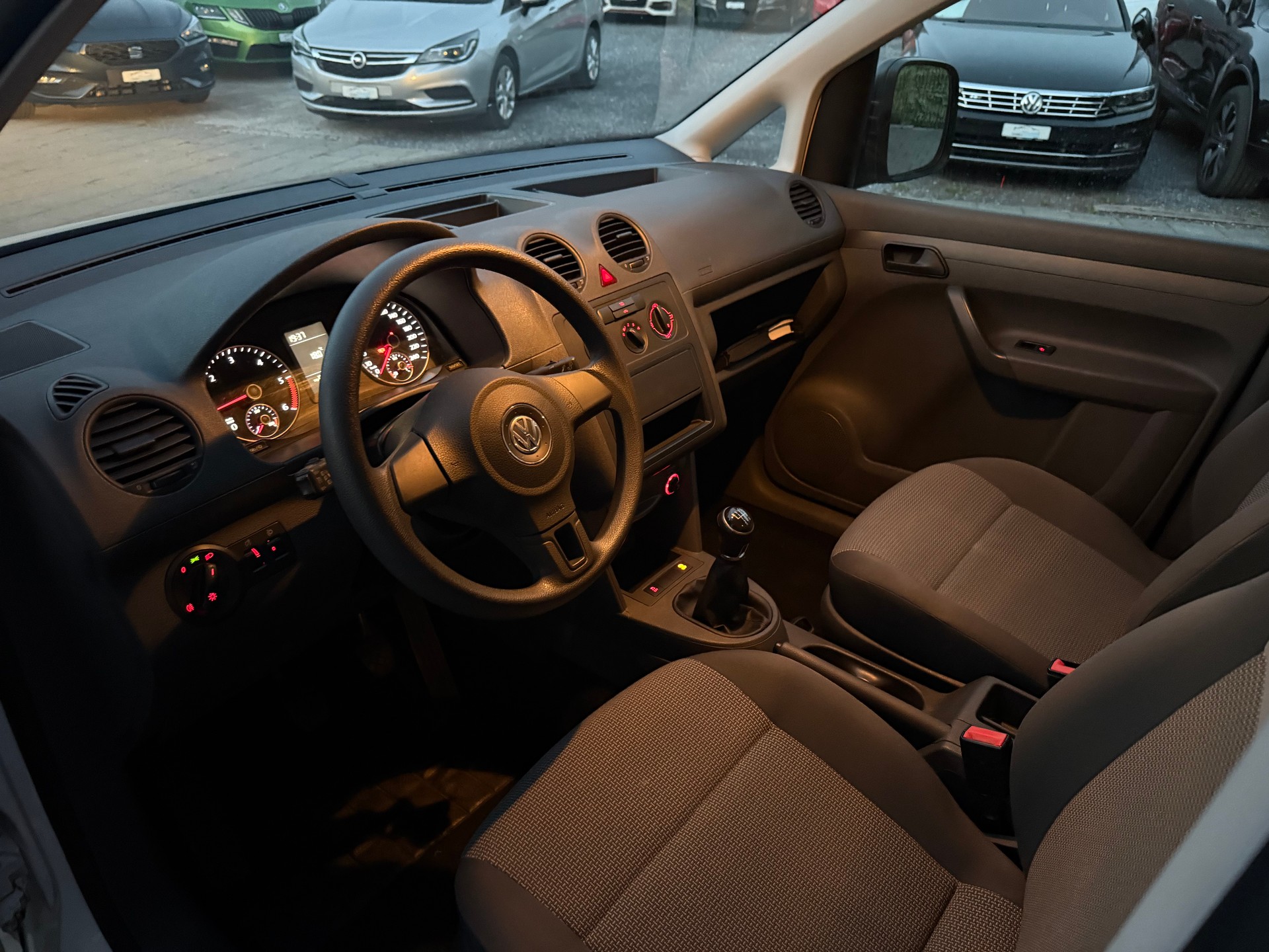 VW Caddy 2.0 TDI BlueMotion Technology-image-23